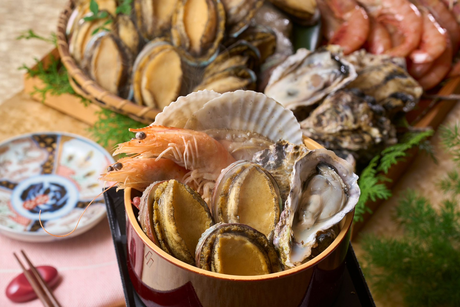 あわびの海鮮浜蒸し。卓上コンロで熱々をいただく
