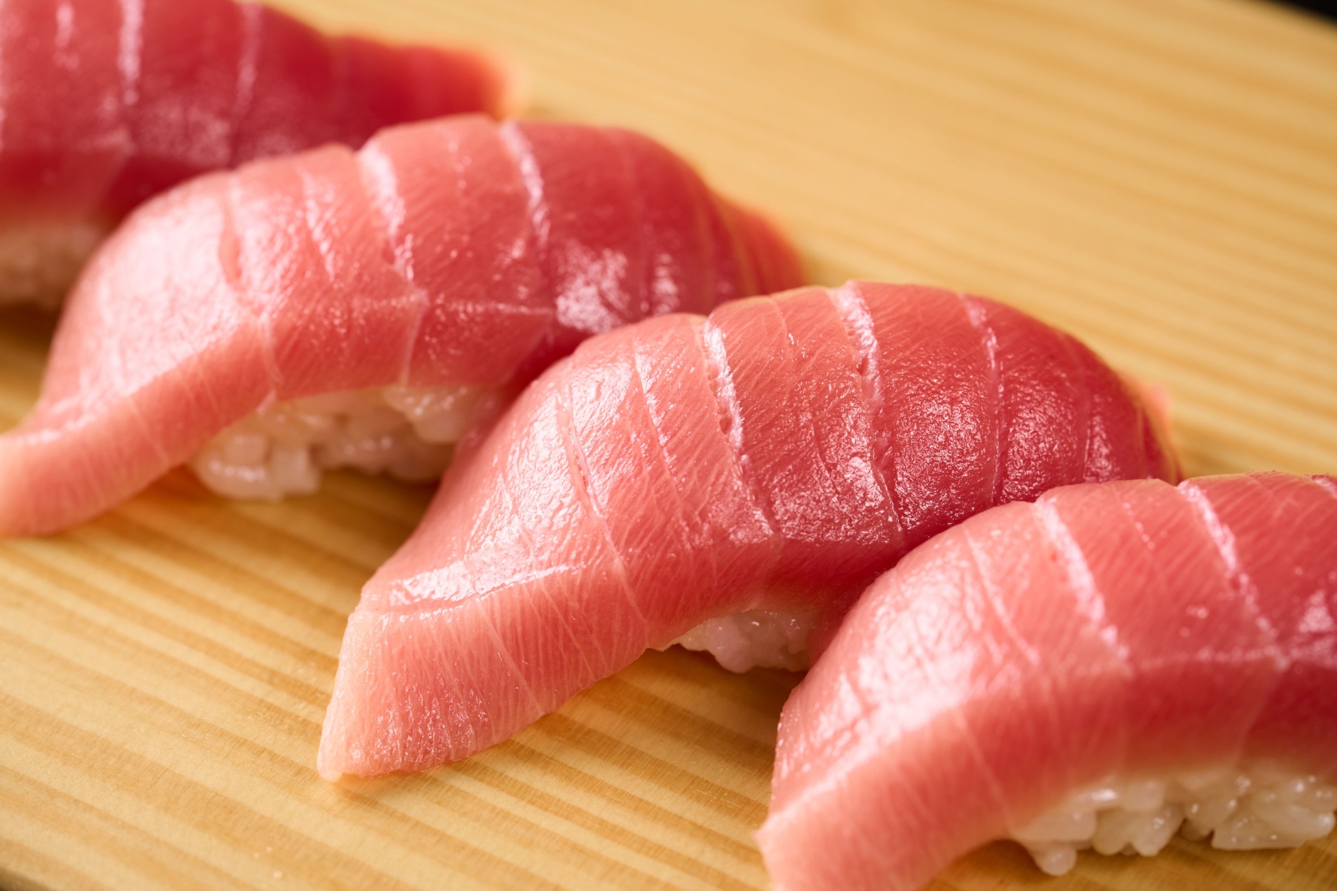 天然まぐろの中トロ握りは大ぶりネタで