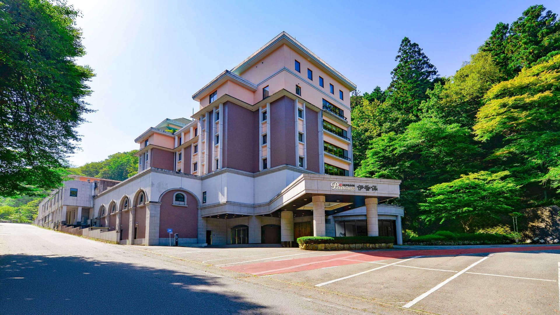 自然の緑に囲まれた大江戸温泉物語Premium 伊香保。365段の「石段街」まで徒歩約10分。温泉街さんぽが楽しめる