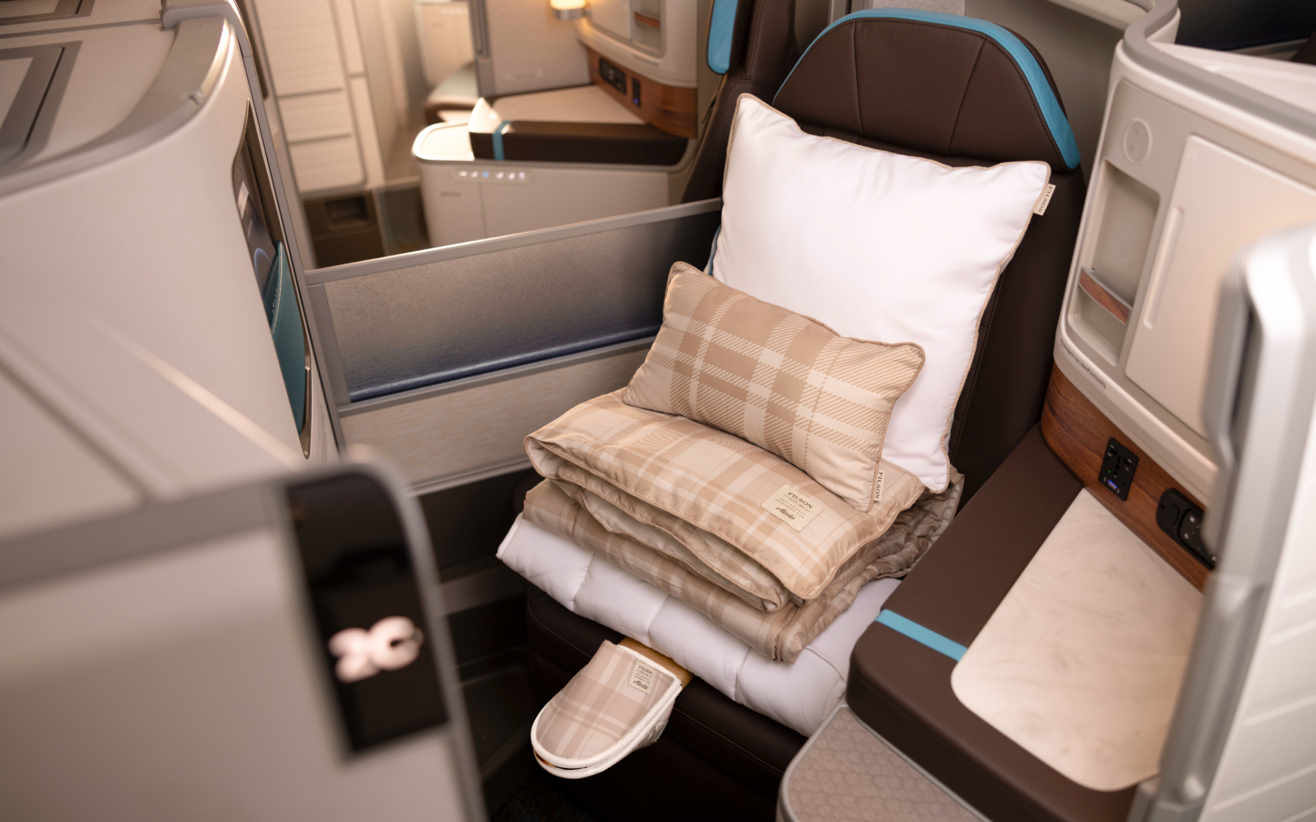 Filsonの高級寝具や機内エンタメを楽しめる大型モニター、ノイズ低減ヘッドセット、電源などを完備