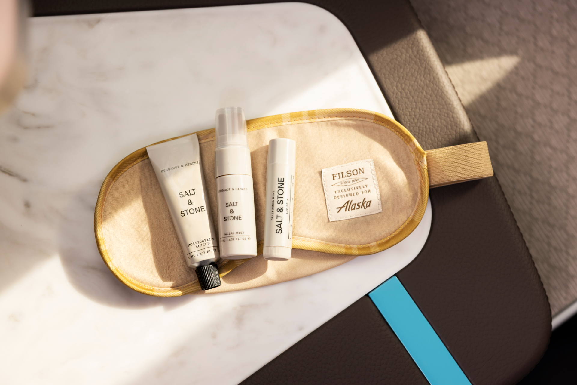 Filsonの限定アメニティバッグに、Salt＆Stoneのスキンケア製品やトラベルグッズ