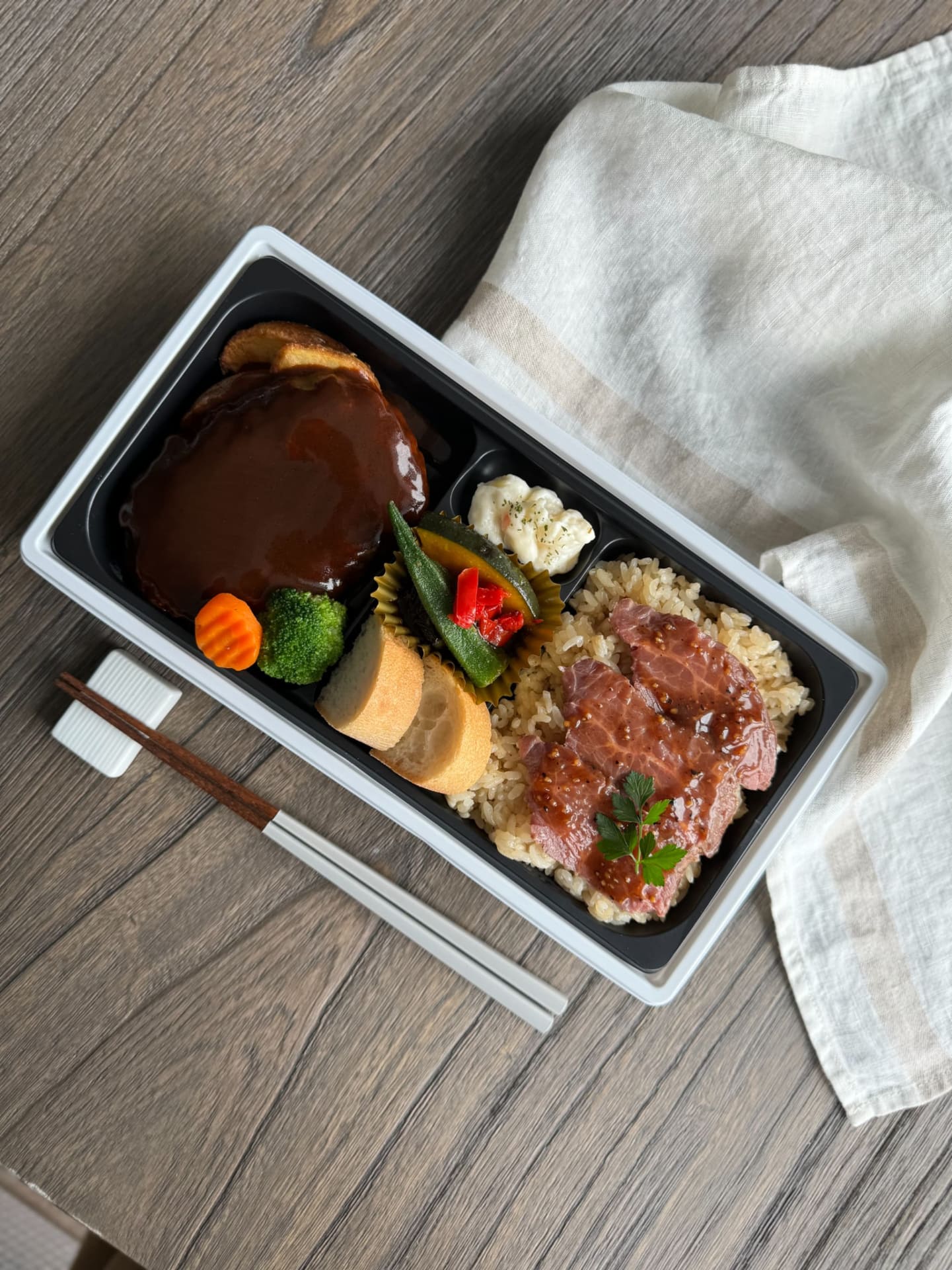 第3位 イーション「ハンバーグ＆牛サガリのガーリックライス御膳」（1380円）