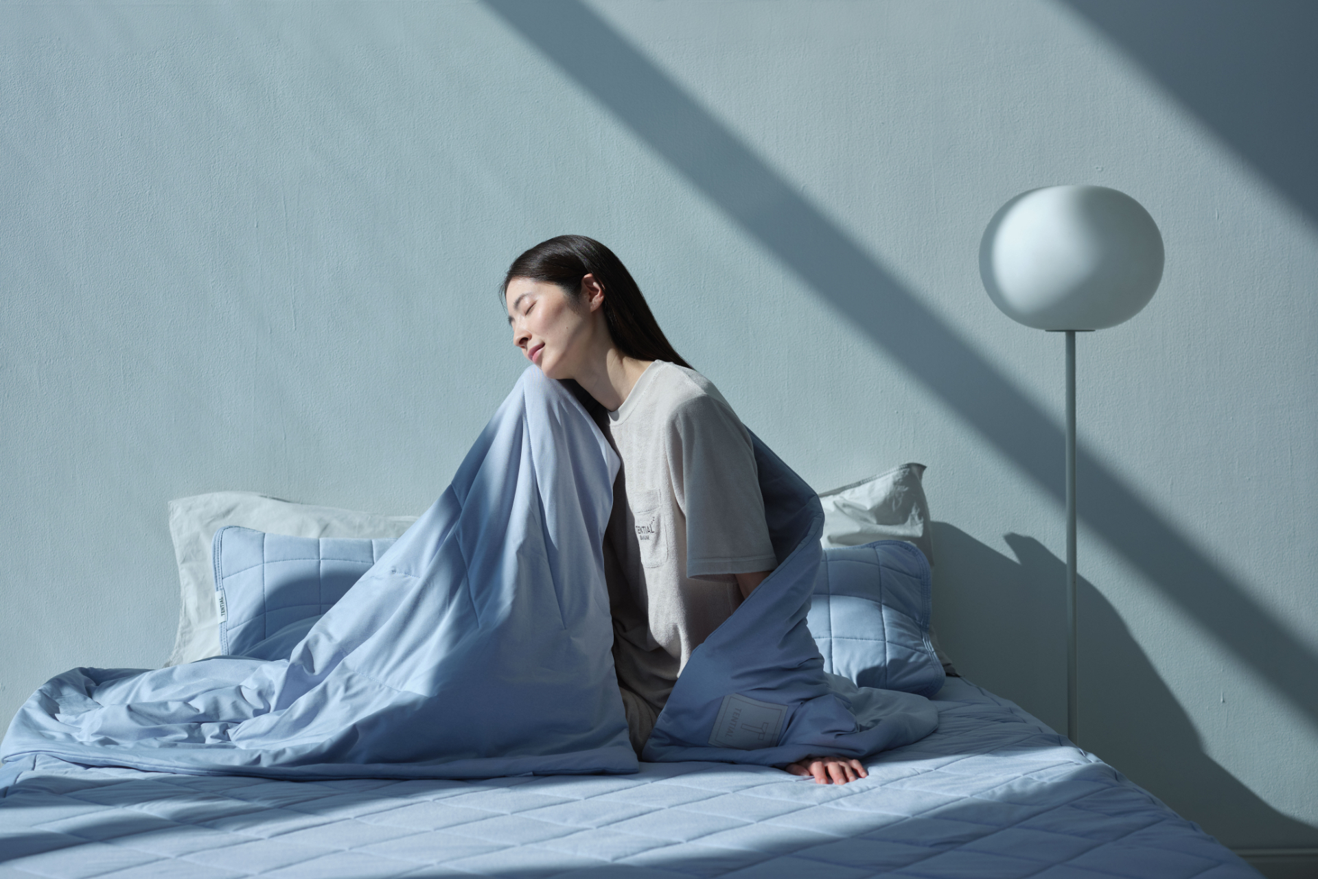 対象商品の一例「BAKUNE 掛け布団 クール」。接触冷感素材でひんやり心地よい肌触り。付属の収納ケースに入れて洗濯機で丸洗い可能