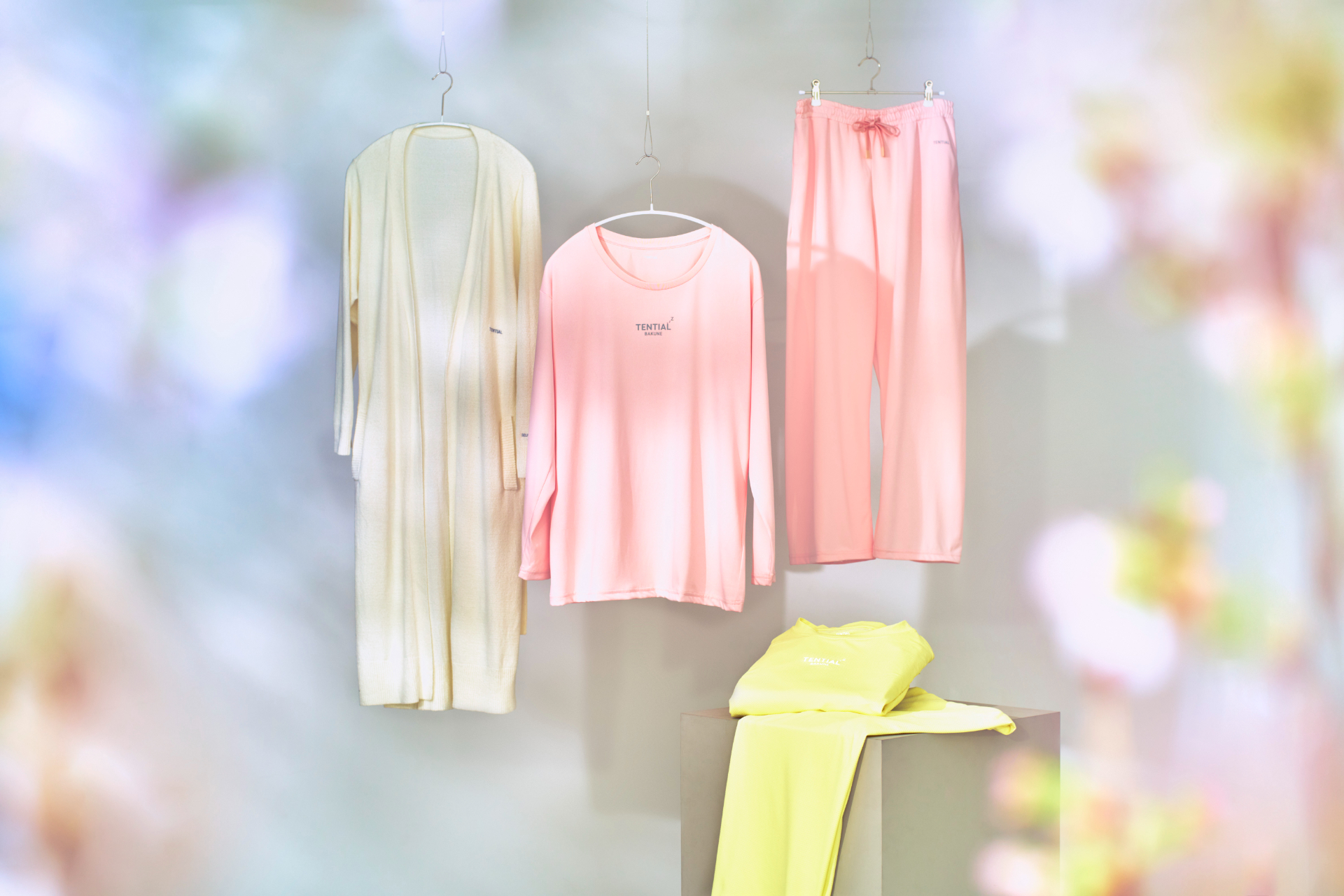 春の夜に寄り添うナイトウェアセット（長袖上下セット、カーディガンなど）