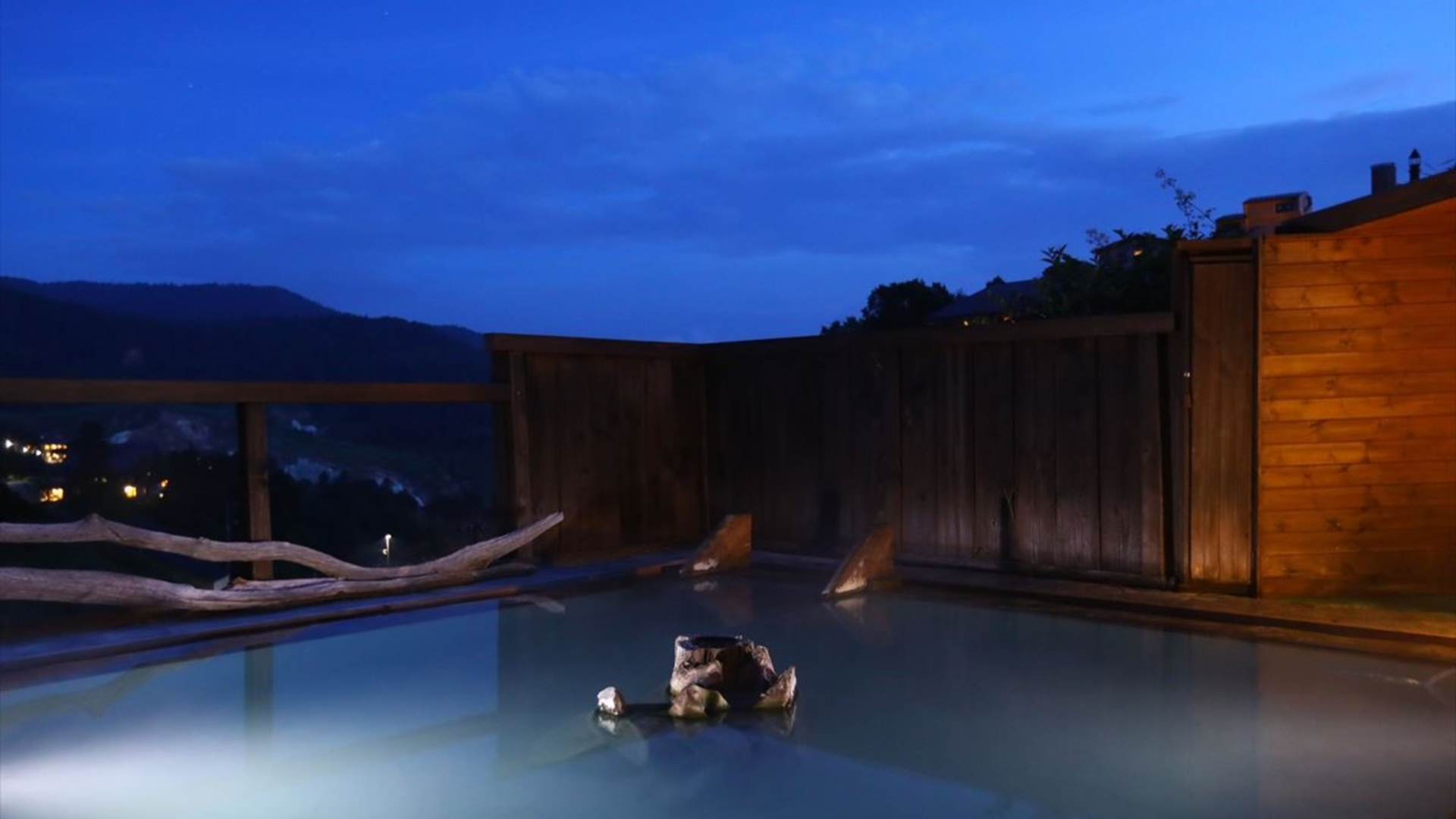 夜は星空も楽しめる展望露天風呂「極楽の湯」。乳白色の硫黄温泉が特徴