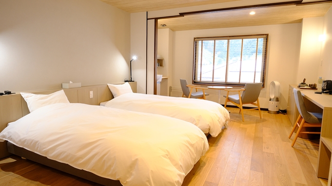 木の温もり感じられる「森の舘 洋室（ツインベッド）」