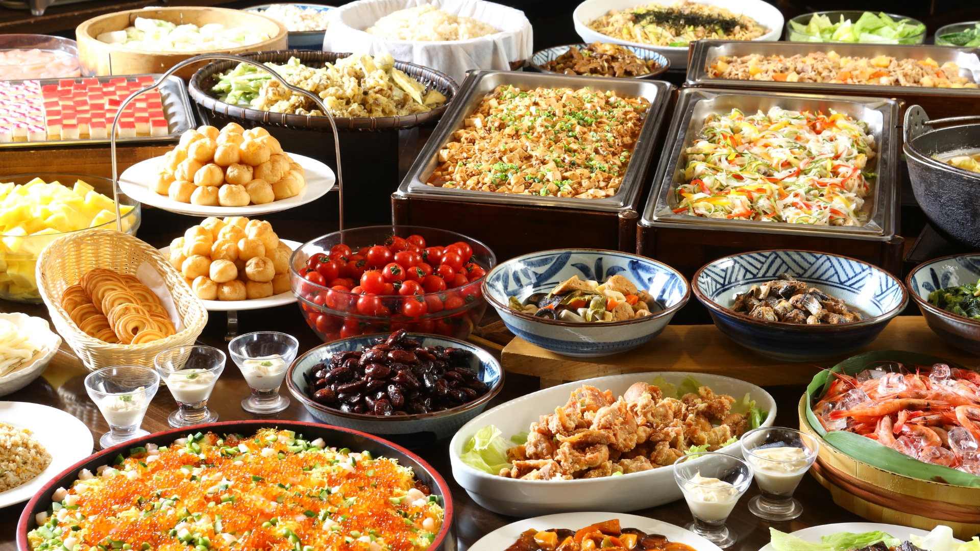 夕食ビュッフェは和洋中メニュー約40種類