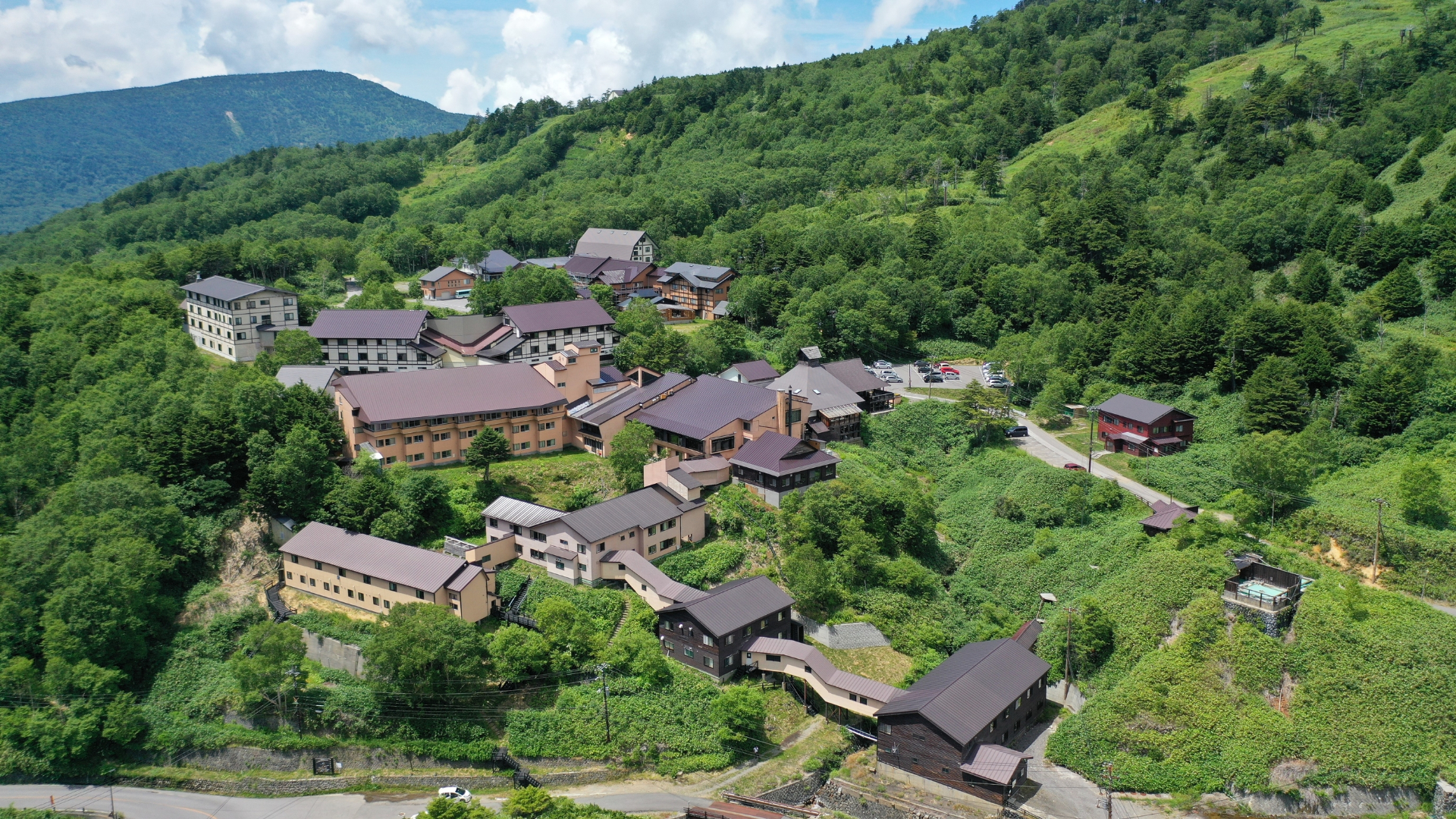 上信越高原を望む標高1800mにある「万座温泉 日進舘」