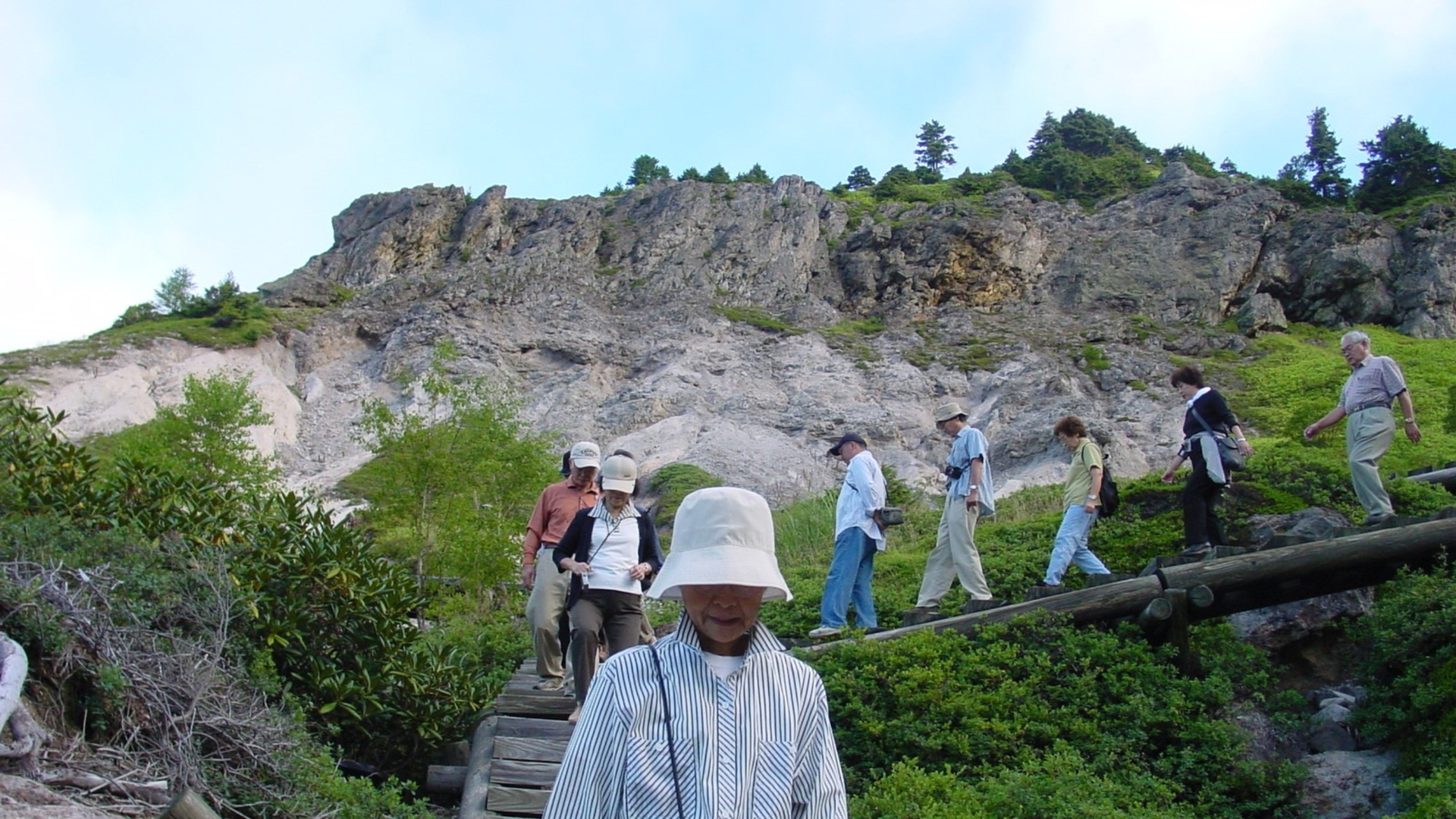 館内スタッフが案内する「早朝散歩」は参加無料