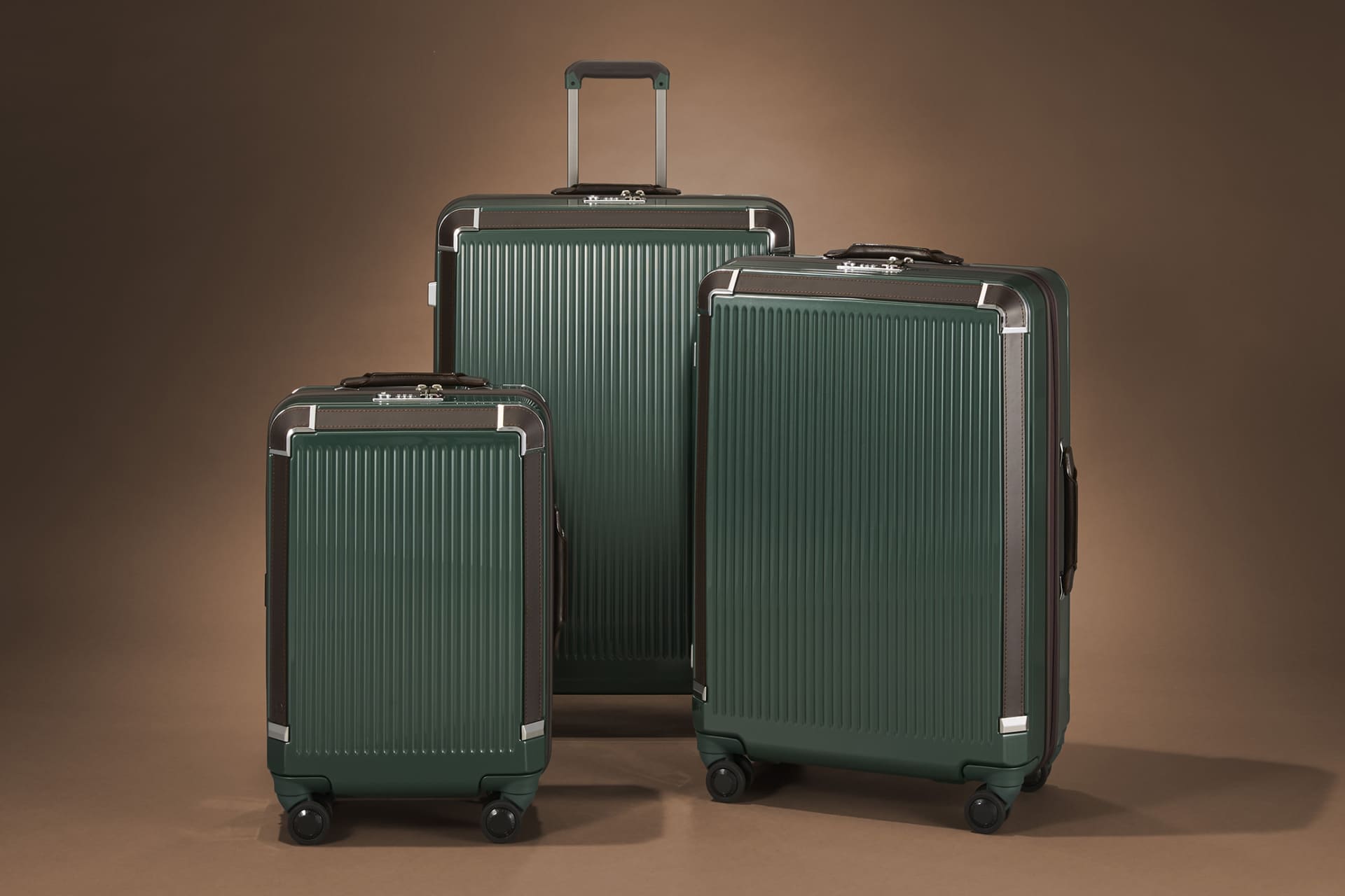 プレスティの新色ミッドナイトグリーン。容量34L/77L/100Lを展開