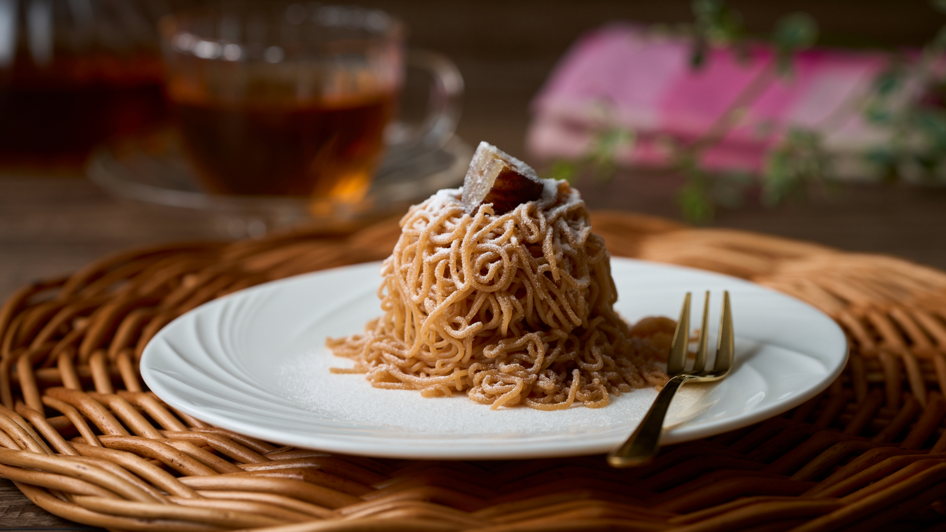 ドリンク片手に自由にくつろげるラウンジ。アフタヌーンティーの名物は「貴婦人のモンブラン」。注文を受けてからクリームを絞り、1つひとつ丁寧に目の前で仕上げる