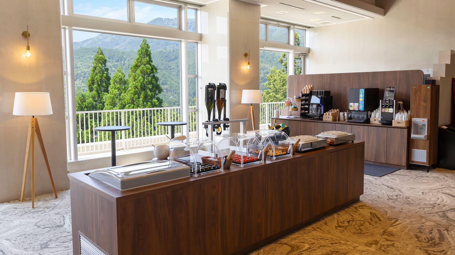 ドリンク片手に自由にくつろげるラウンジ。アフタヌーンティーの名物は「貴婦人のモンブラン」。注文を受けてからクリームを絞り、1つひとつ丁寧に目の前で仕上げる