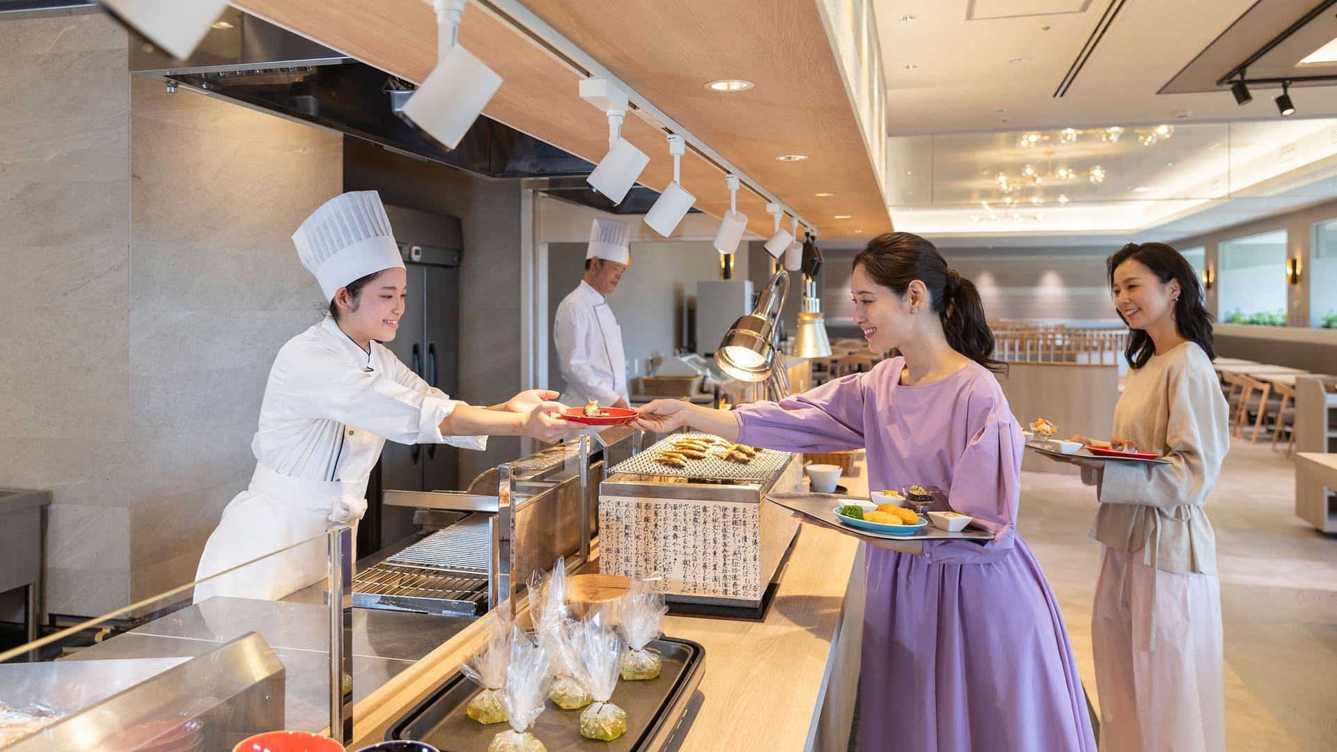 夕食は、ライブキッチンで焼き上げるTAOYA特製ローストビーフに寿司、ご当地グルメ、スイーツまで食べ放題＆飲み放題