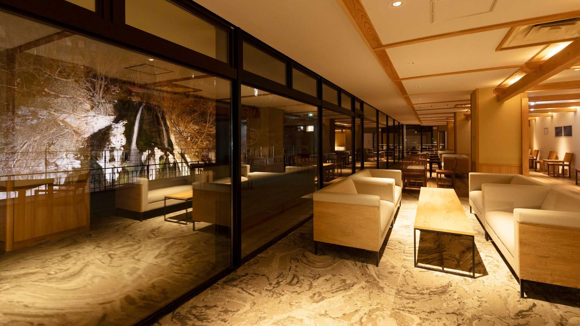 七絃の滝を望むプレミアムラウンジと湯上りラウンジでは冷えたビールやソフトドリンクを提供