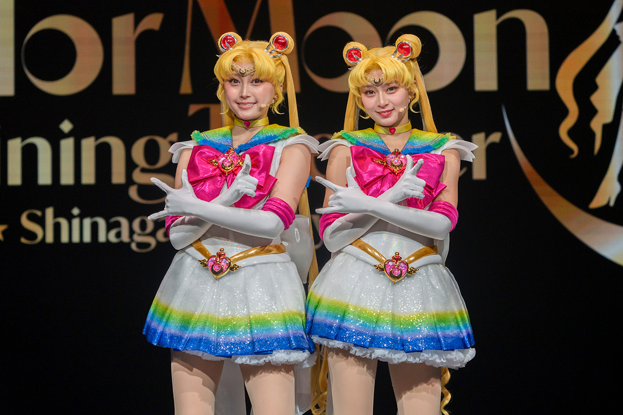 Team Gold Moonのスーパーセーラームーン/月野うさぎ役の小山璃奈さん（左）と、Team Silver Moonのスーパーセーラームーン/月野うさぎ役の山口夢菜さん（右）
