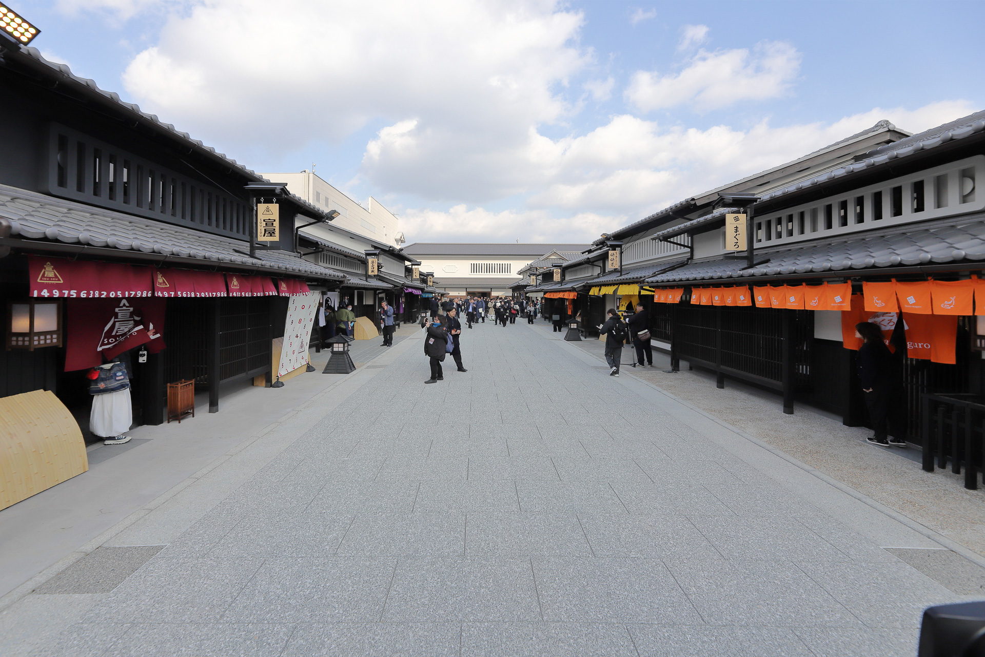 太秦映画村のメイン通り「烏通り」。江戸時代の街並みが再現され、両脇には飲食店9店舗と物販2店舗が並ぶ