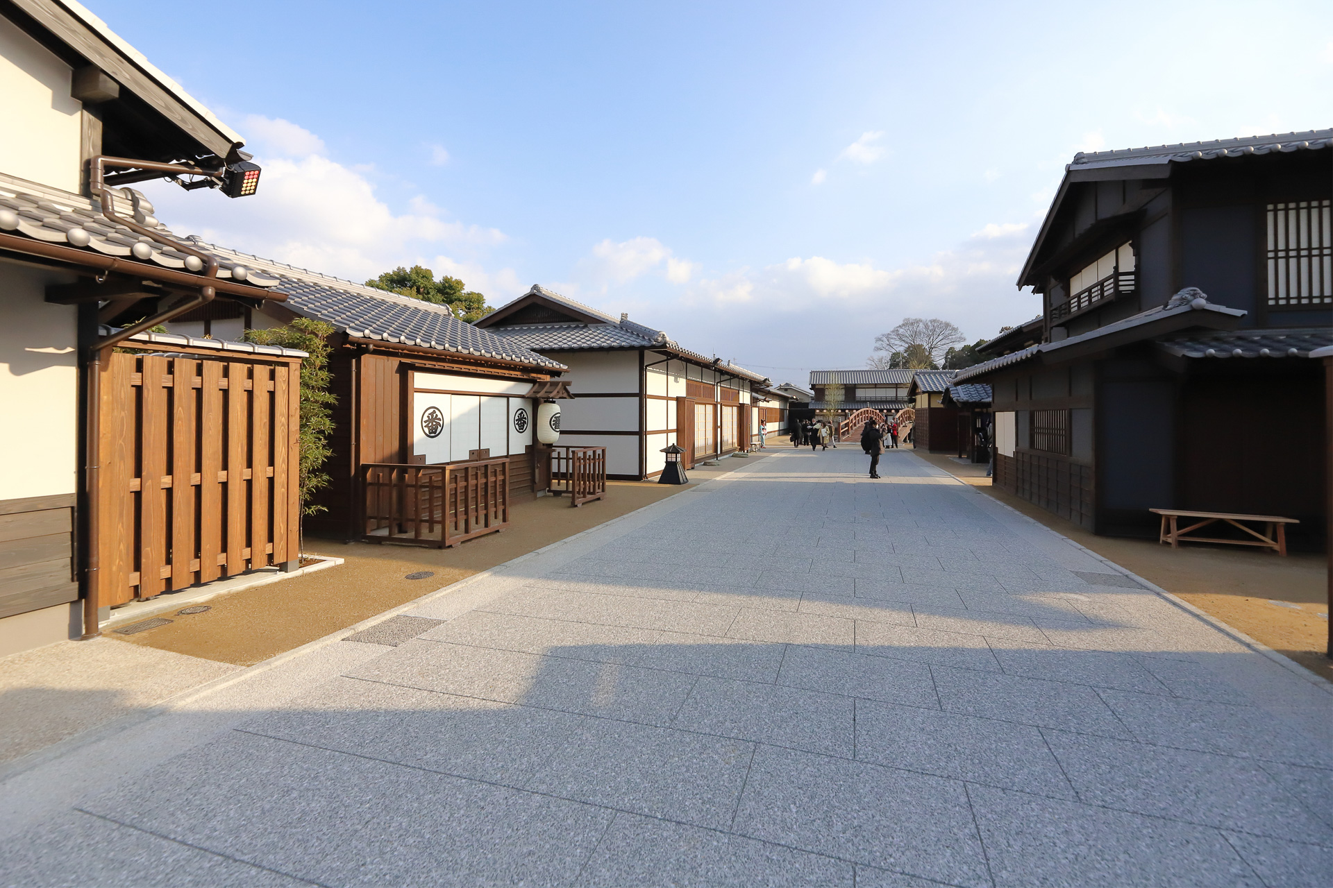 烏通りと交差する「お池通り」。華道体験の「御池町家」のほか、トイレも一見してそれと分からないように配置されている