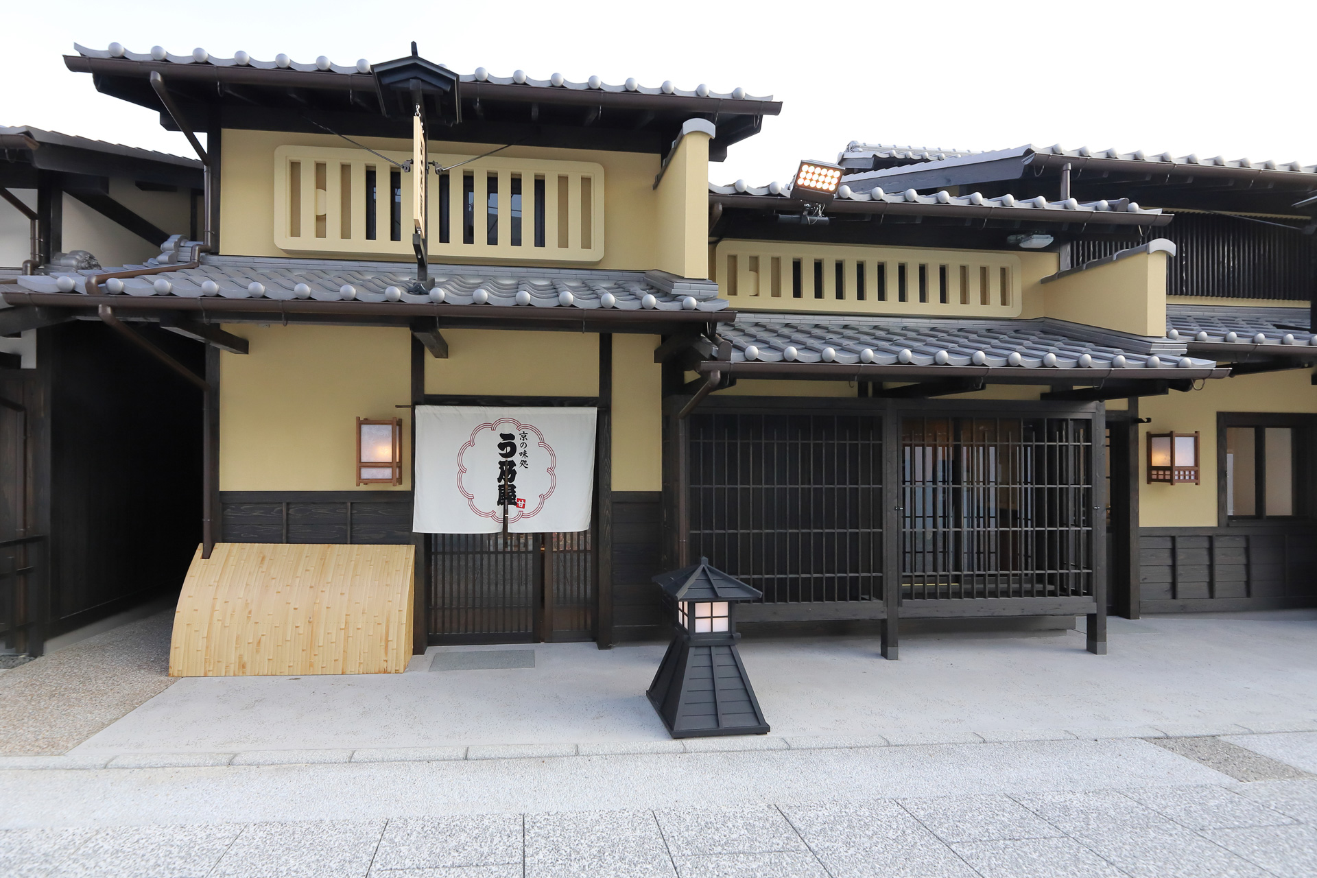 景観を最優先にし、飲食店も店頭に看板や食品サンプルを置かず暖簾でのみ識別できる。写真は鰻と牛肉の料理、スイーツを提供する「う乃屋」