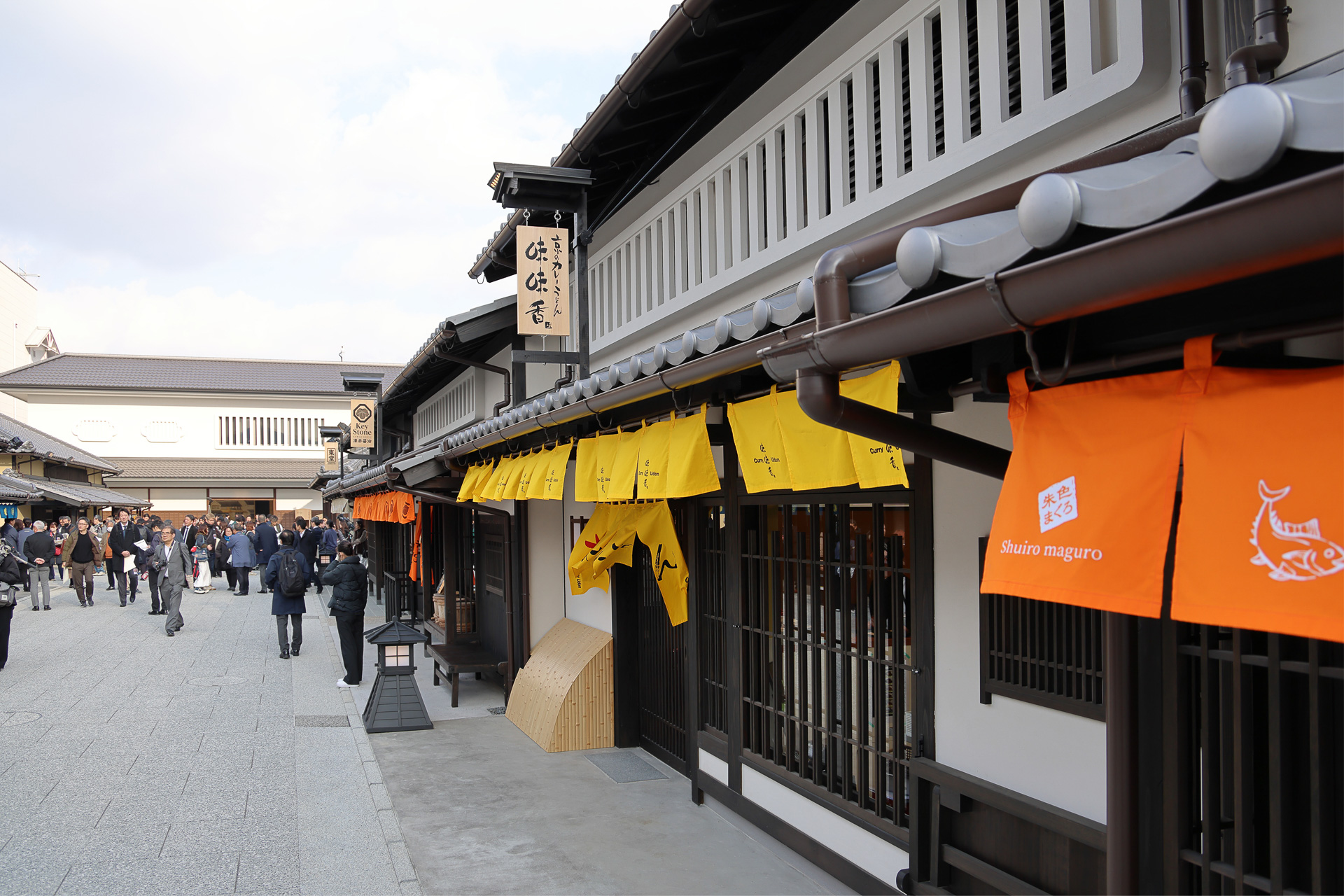 烏通り（写真）とうずわく通りに10店舗の飲食店がある。多くの店舗が夜間も営業しているので、ランチや休憩はもちろん夕食にもオススメ