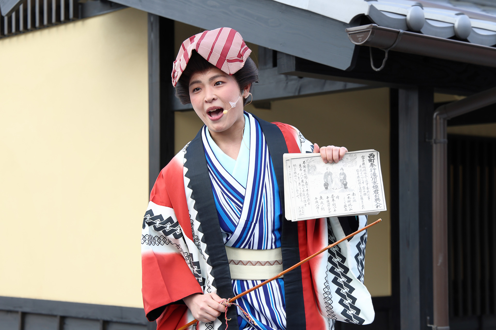 瓦版売りが踏み台に乗って映画村内のイベントに連動したニュースを伝える。トップニュースは「西町奉行滝川家姫君お輿入れ」。実はこれは、360°リアルタイムドラマ「花嫁道中 桜の宴」（後述）の最初の1シーン。ドラマは観客のいる街のなかで進行していく