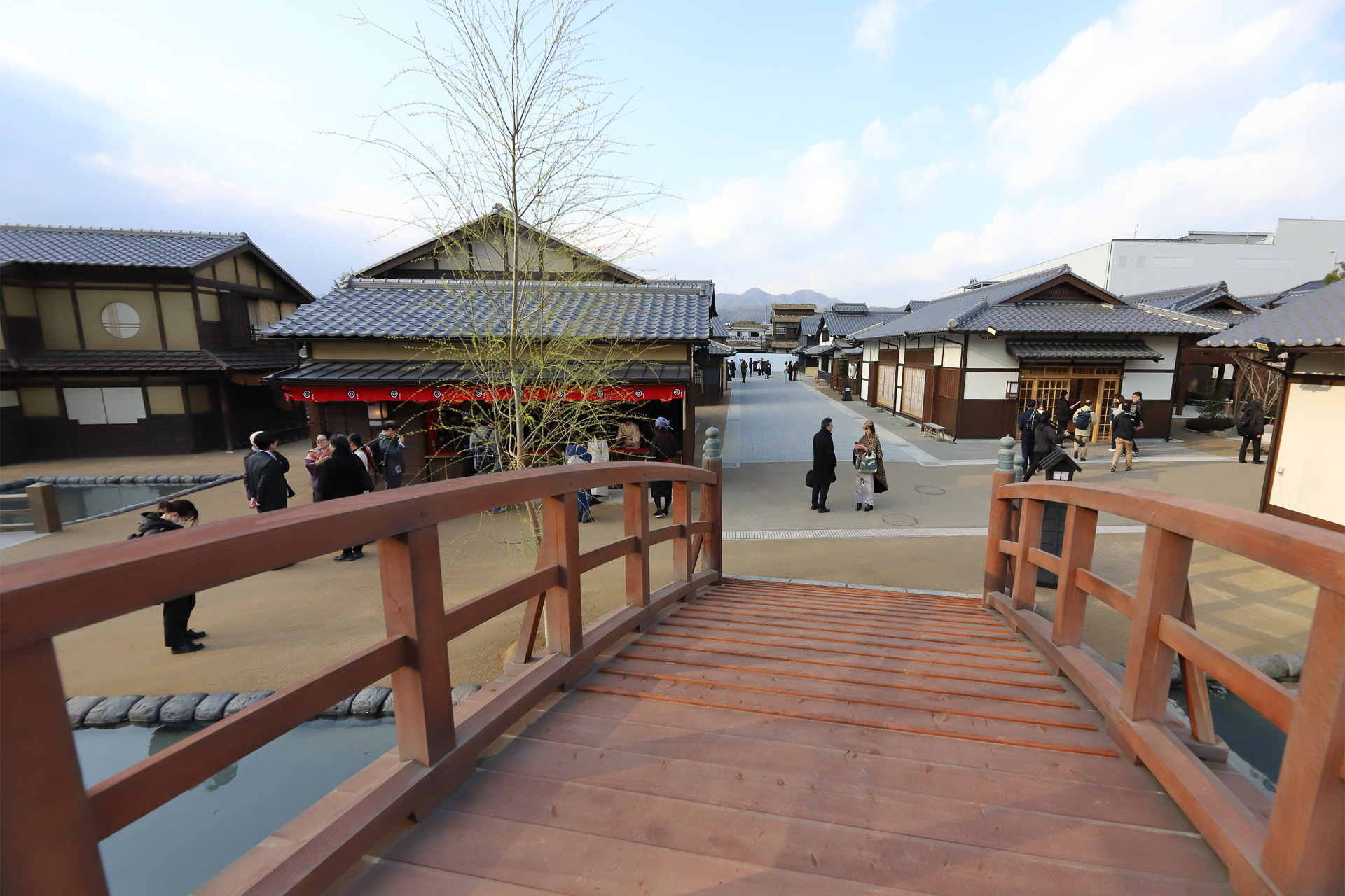 お池通りの突き当たり、夢幻池にかかる橋から。フォトスポットにもなりそうだ