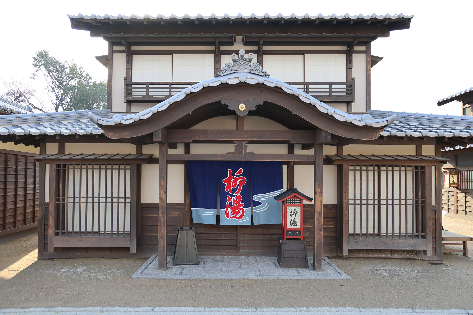 沿道に銭湯を発見、江戸情緒の際限に一役買っていた。営業していたら、古い銭湯が大好物な筆者は絶対に立ち寄ってしまうだろう