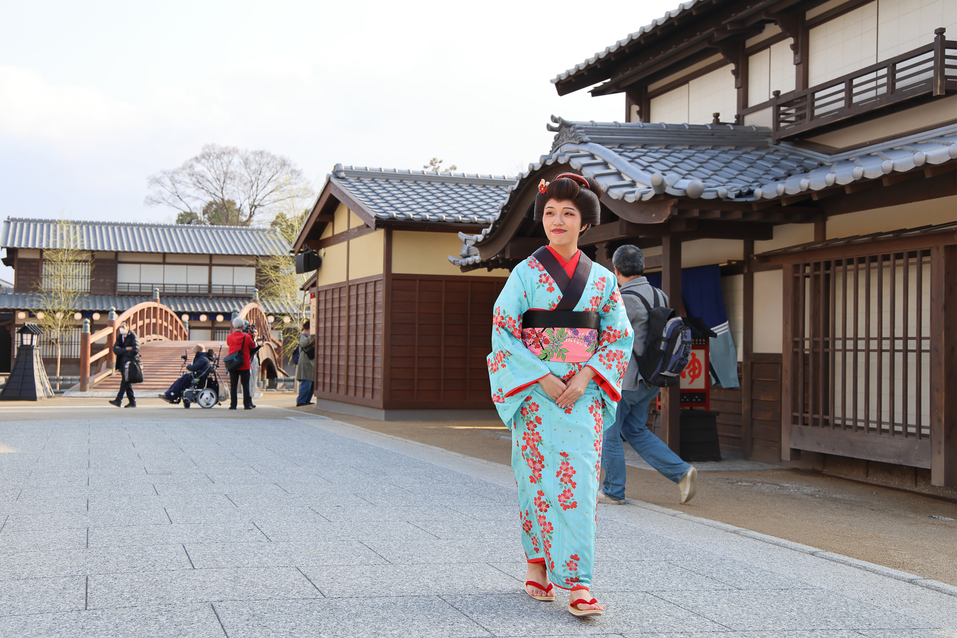 町娘とすれ違った。このような町人や町娘もときおり待ちを歩いているという