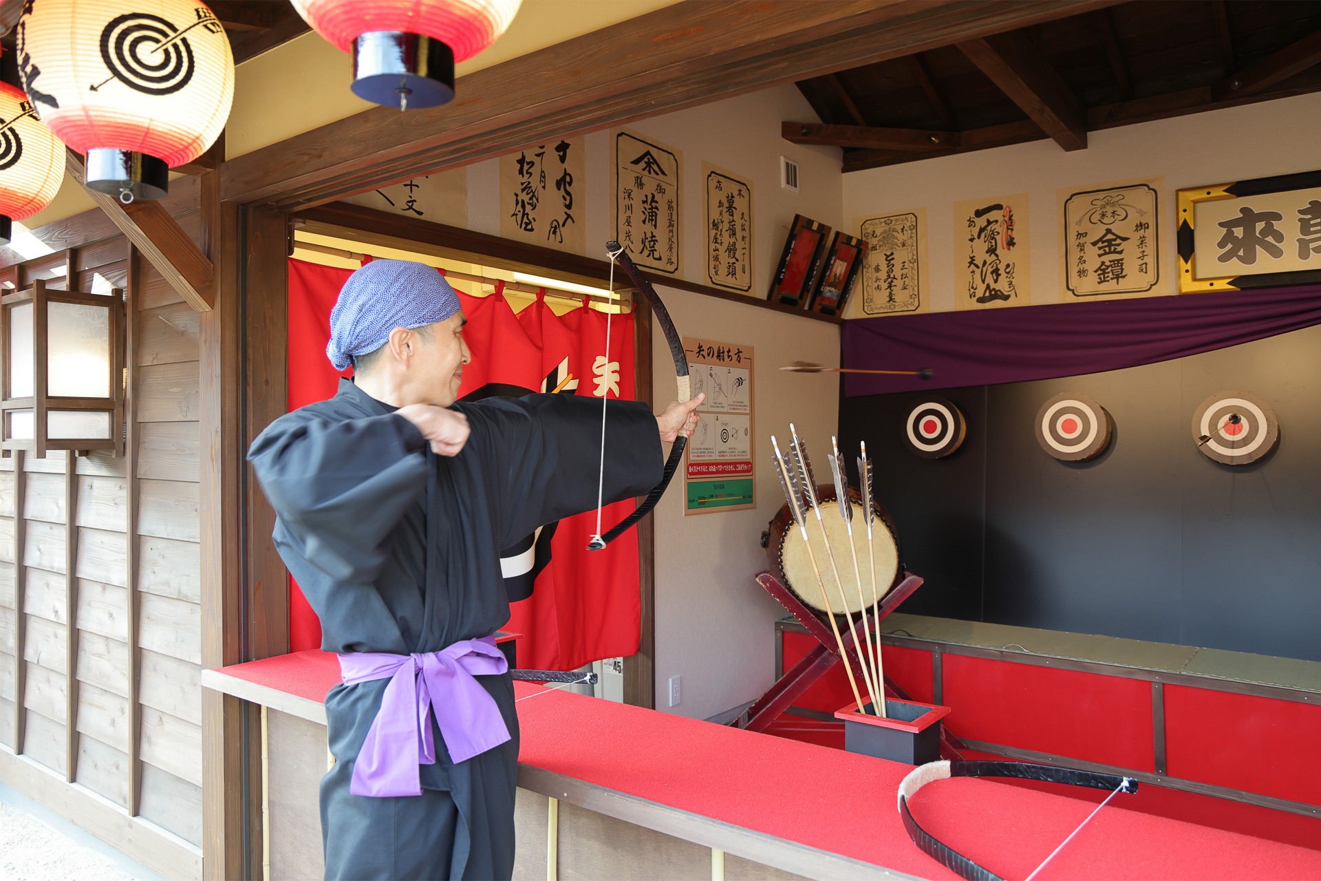 夢幻池のほとりに矢場があった。こちらも随時体験可能で、矢が的に当たると矢場女が「あたぁ～りぃ～」と声を張り上げてくれる