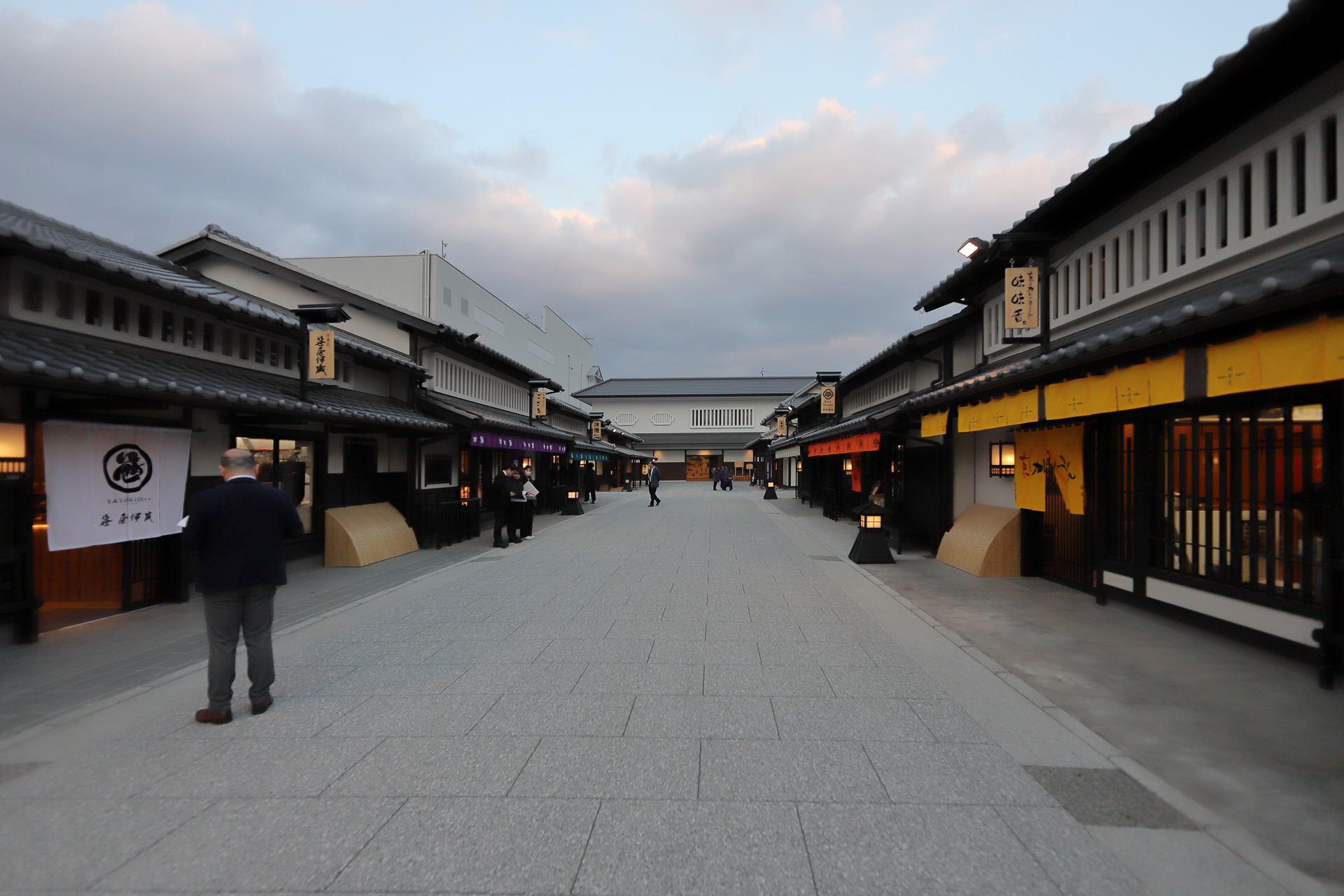 烏通りの夕景。照明も明るくなく、喧騒の一日が終わって静かな夜が迫りつつある雰囲気が漂う