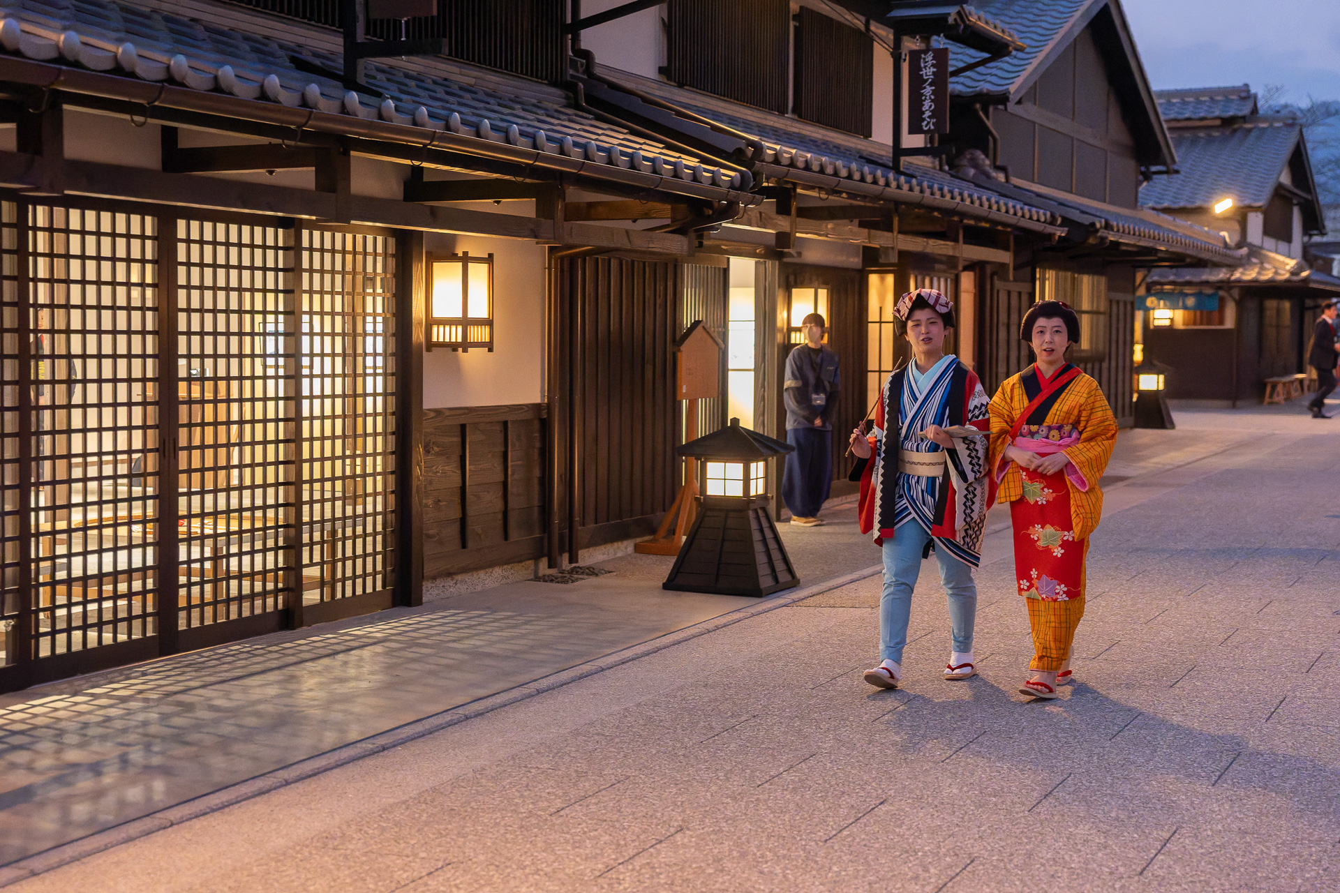 街の夕景と町娘。映画村は貸衣裳を着てのコスプレ撮影にも最高のロケーション（写真提供：太秦映画村）