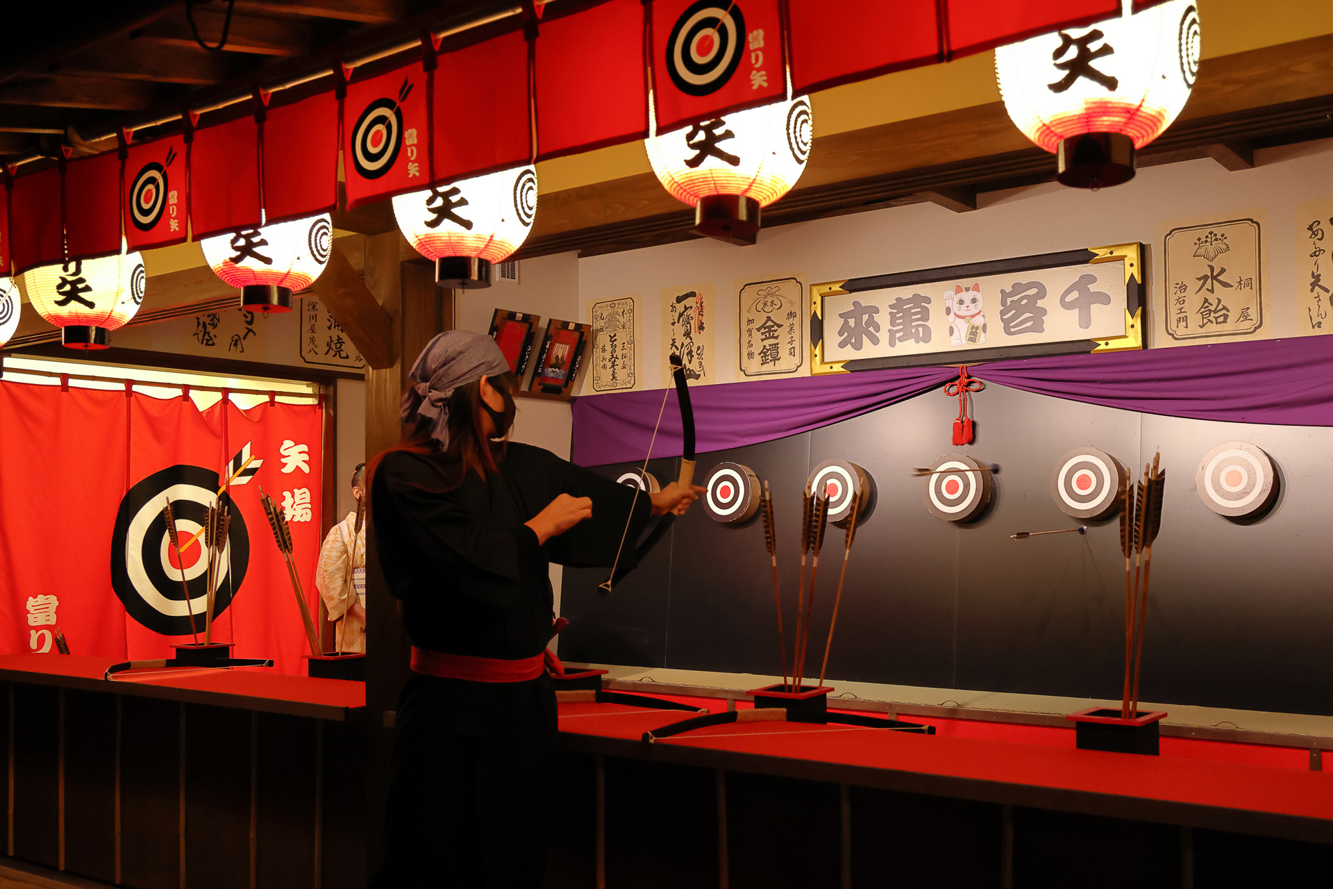 夜の矢場。蛇足だが、「ヤバい」の語源であるという説がある