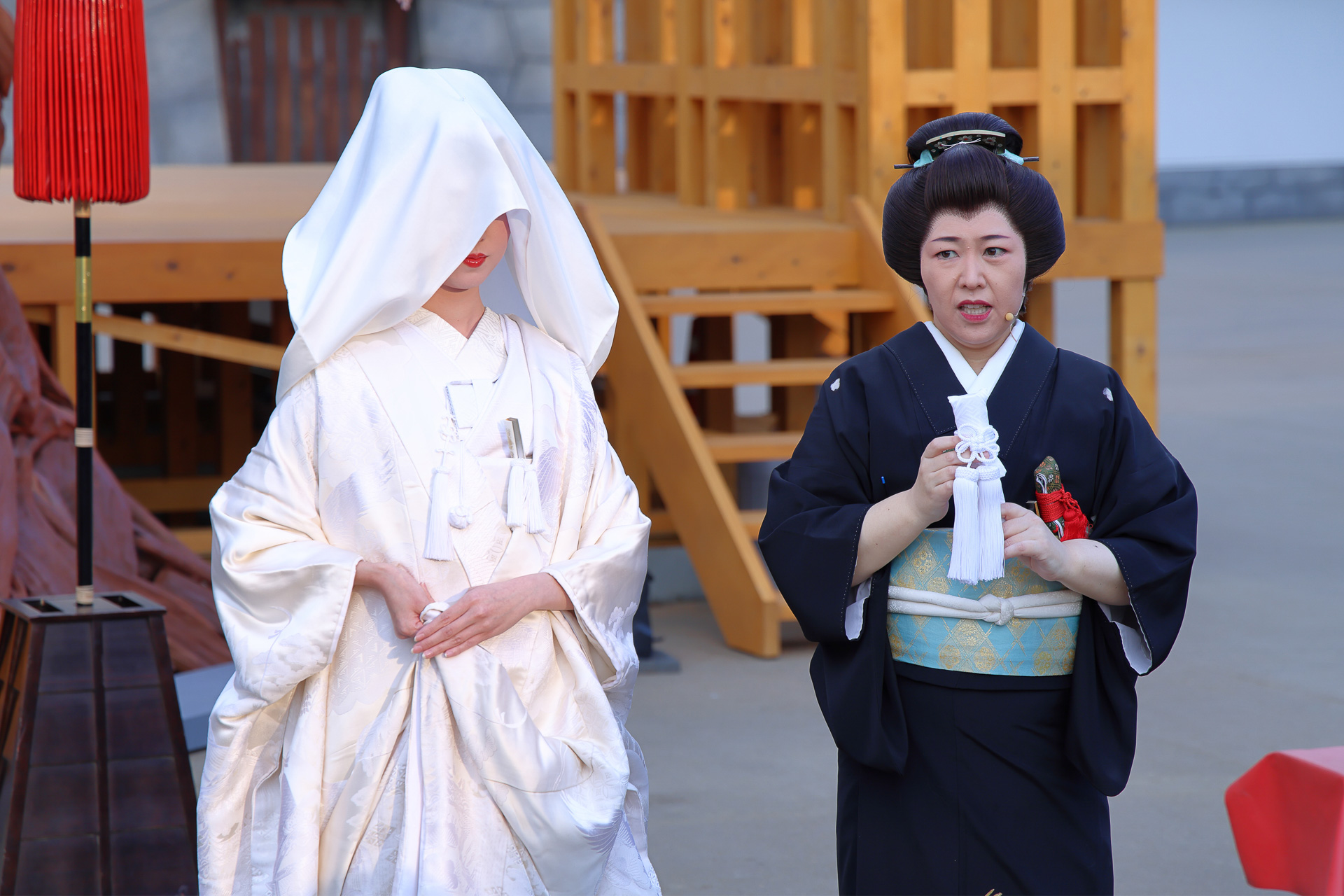 リアルタイムドラマは大手門広場からスタート。まずは「花嫁支度」。白無垢の意味、懐剣など花嫁が身につける小物の意味を解説し、花嫁の身につけていく