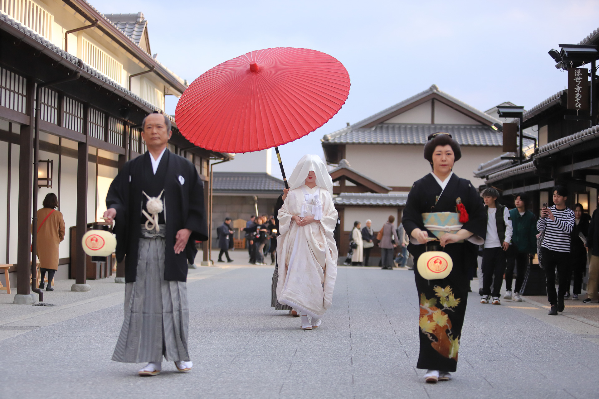 町内を一周する花嫁道中。瓦版売りがネタにしていたイベントである