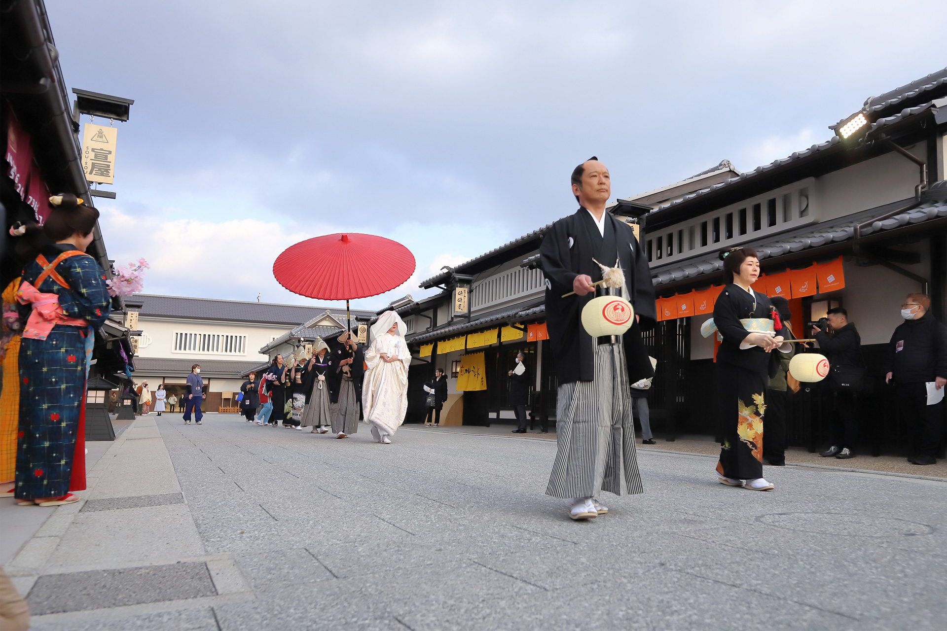 花嫁道中は街をあげてのお祝い。観客は、京都の町人や道中の見物人はもちろん、花嫁道中の参列者として列に加わって歩いてもOK