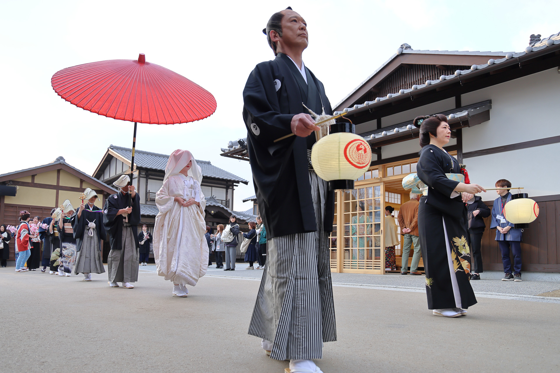 花嫁道中は、事件の目撃者となる大勢の観客を引き連れて大手門広場へ