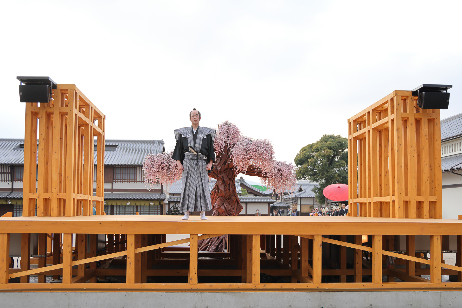 ステージ上で待つ新郎のもとへ、花嫁が到着。と、そこへ……