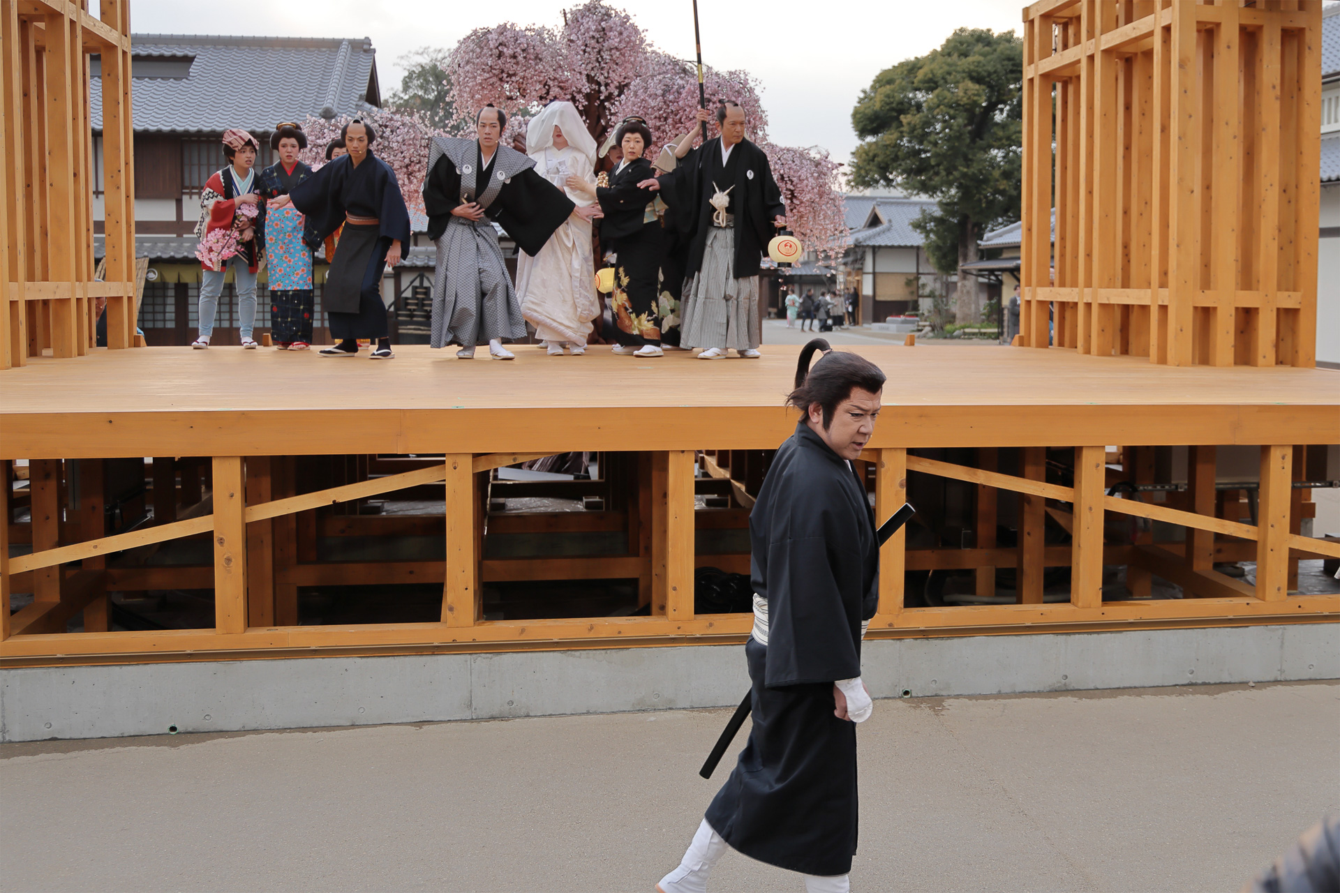 不逞浪士、与七の一味が現われ花嫁に襲いかかろうとする