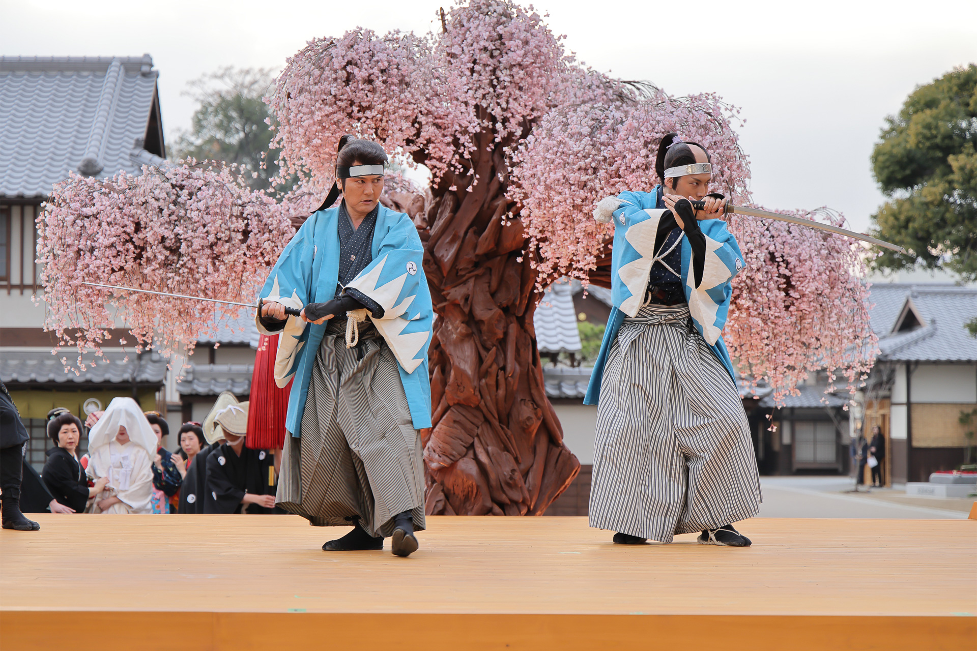 間一髪、観客から情報を得て与七を追っていた新選組の土方歳三と沖田総司が登場