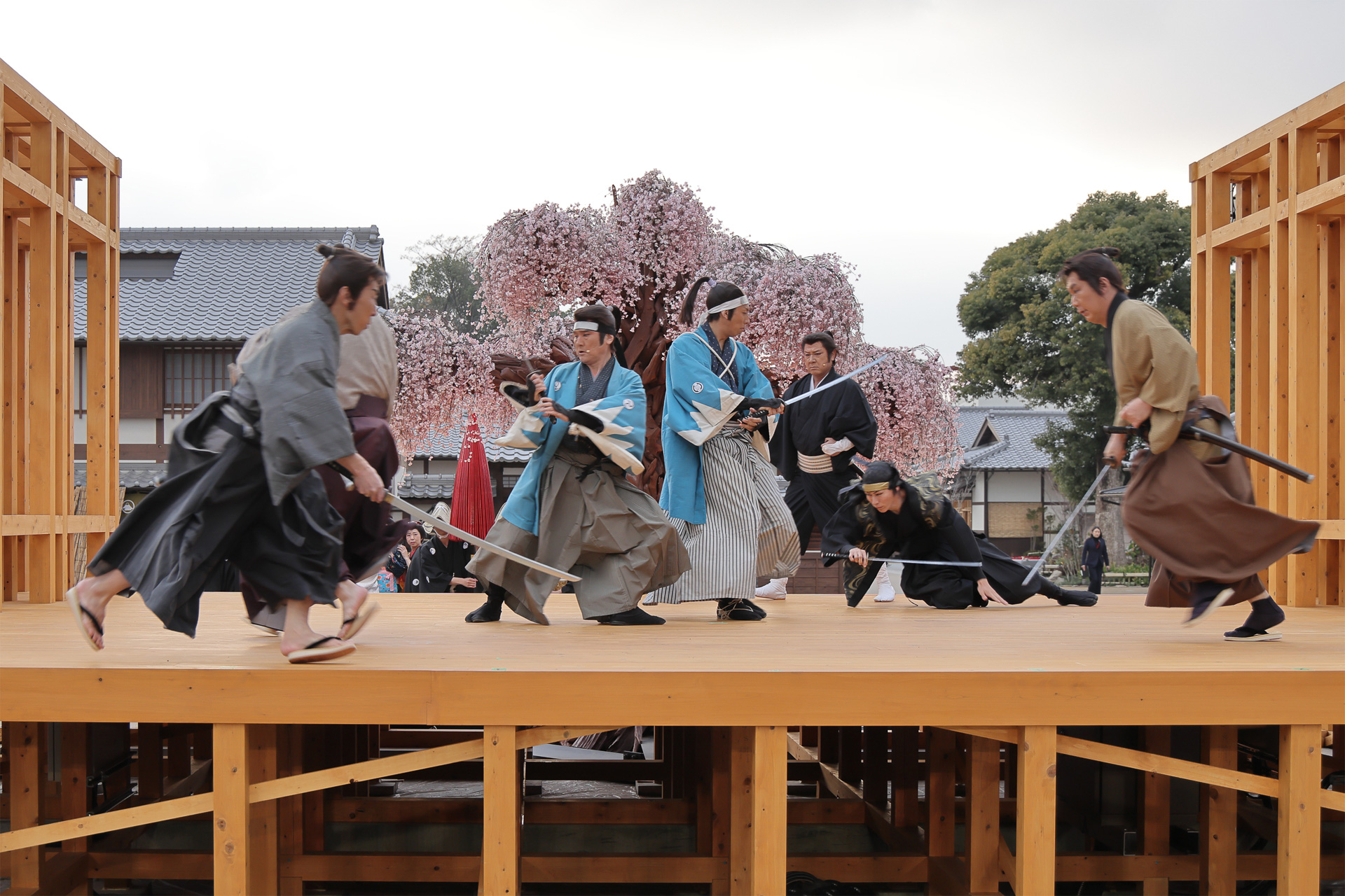 ステージ上で与七一味と新撰組が激突。太秦映画村といえば誰もが見たいと思う殺陣がはじまった