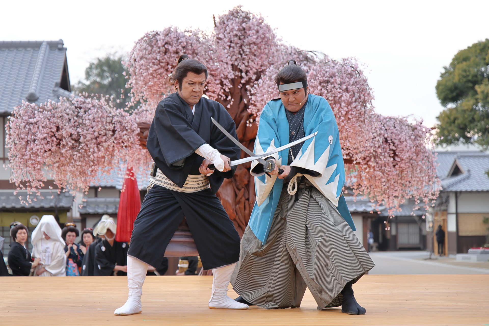 この場面は全7シーンの最後のショーで、ほかのシーンにも殺陣はある。例えばシーン3「土方とお藤と忍者」やシーン6「土方と沖田と不逞浪士」だ。これらは町内のどこかで行なわれる