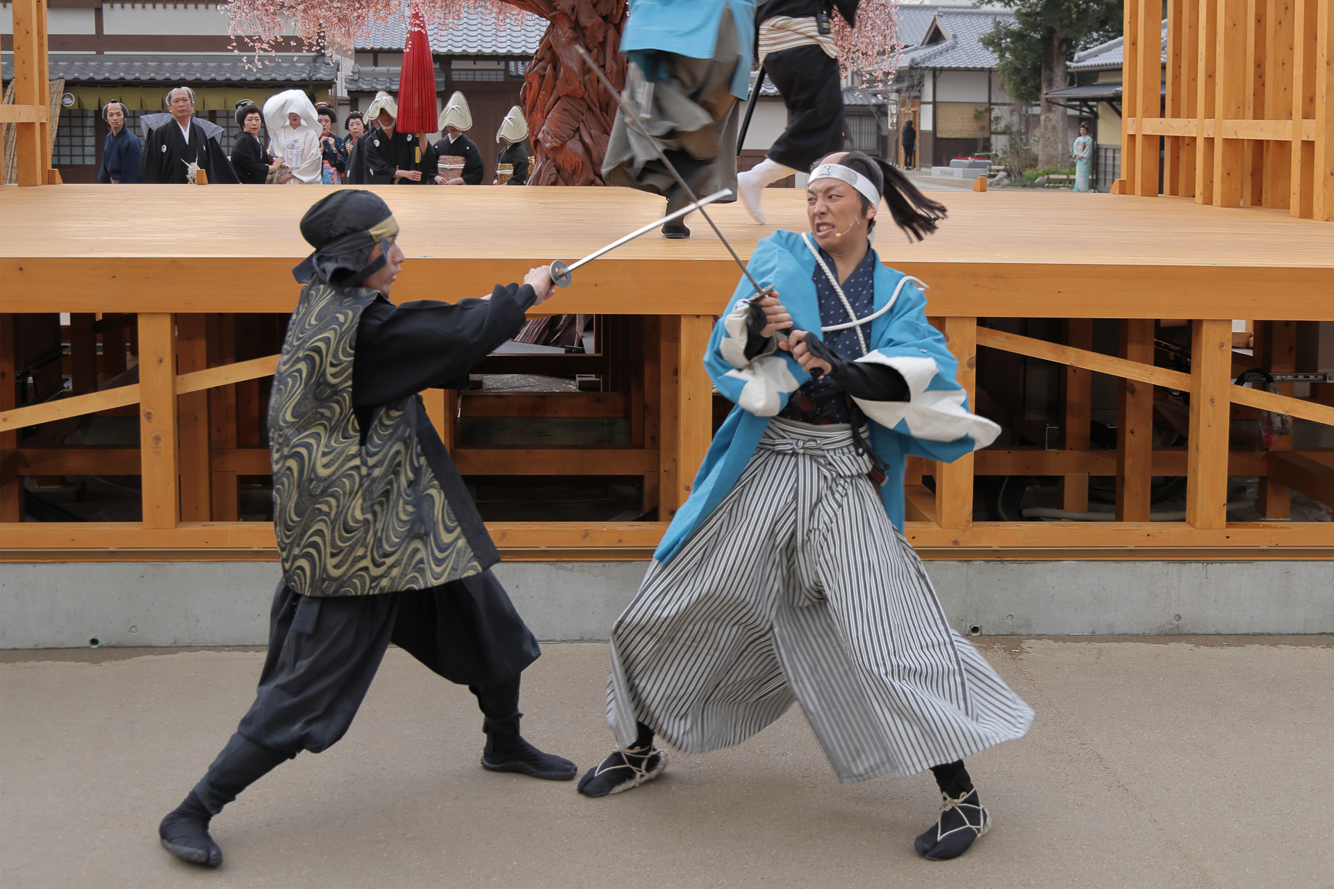 この場面は全7シーンの最後のショーで、ほかのシーンにも殺陣はある。例えばシーン3「土方とお藤と忍者」やシーン6「土方と沖田と不逞浪士」だ。これらは町内のどこかで行なわれる