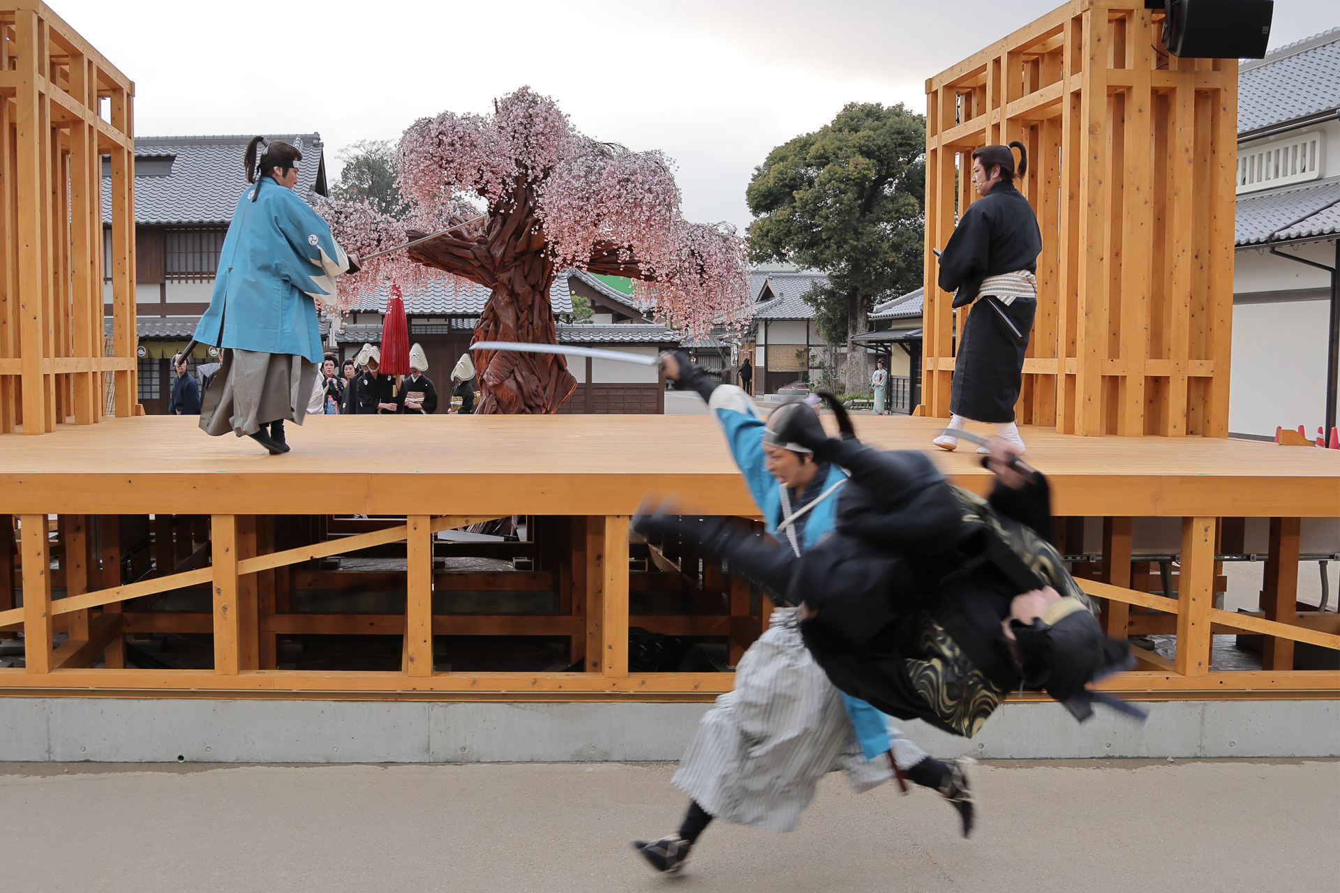 この場面は全7シーンの最後のショーで、ほかのシーンにも殺陣はある。例えばシーン3「土方とお藤と忍者」やシーン6「土方と沖田と不逞浪士」だ。これらは町内のどこかで行なわれる