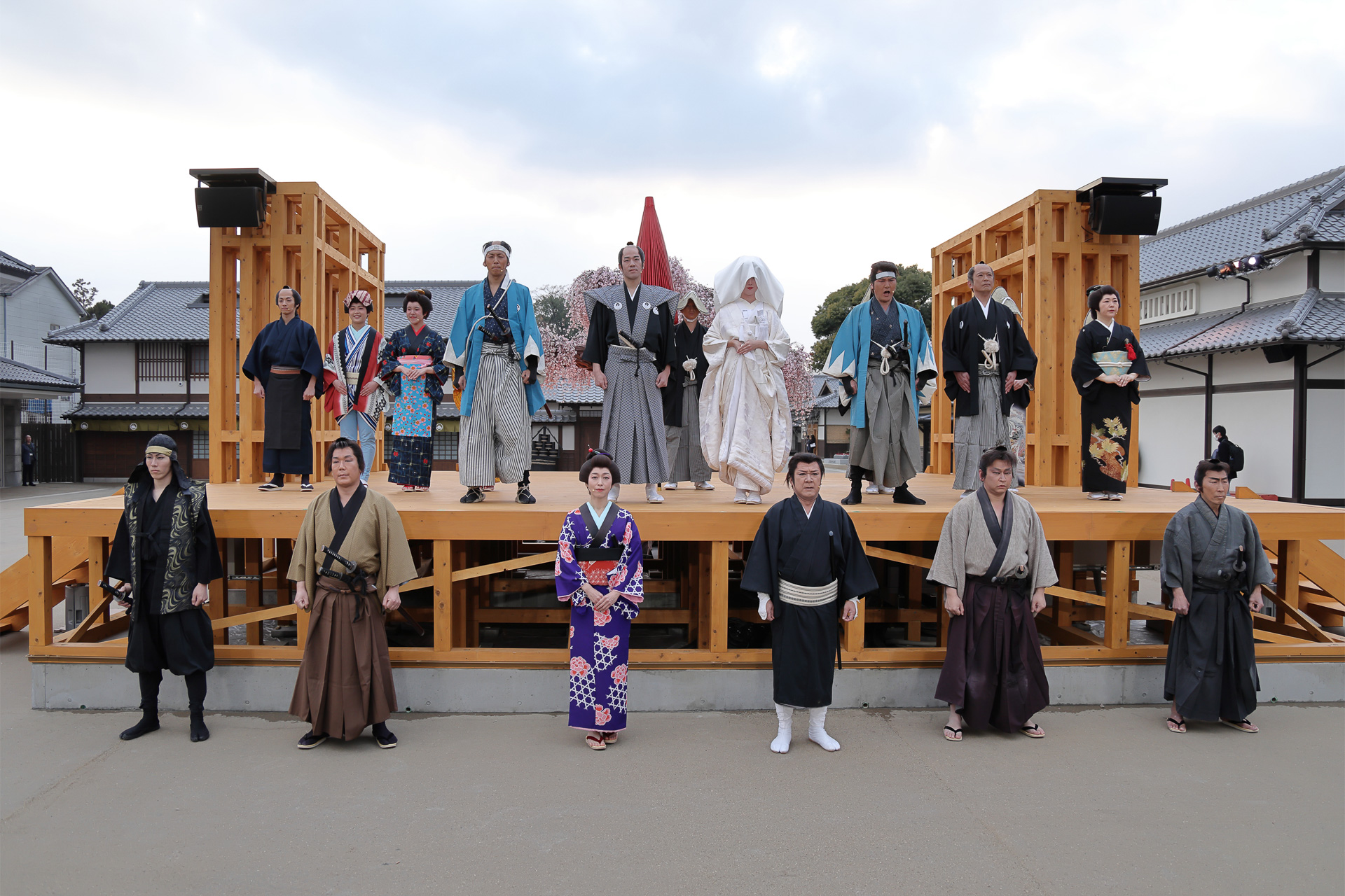 最後はオールキャストでごあいさつ。物語の展開と結末は見てのお楽しみ