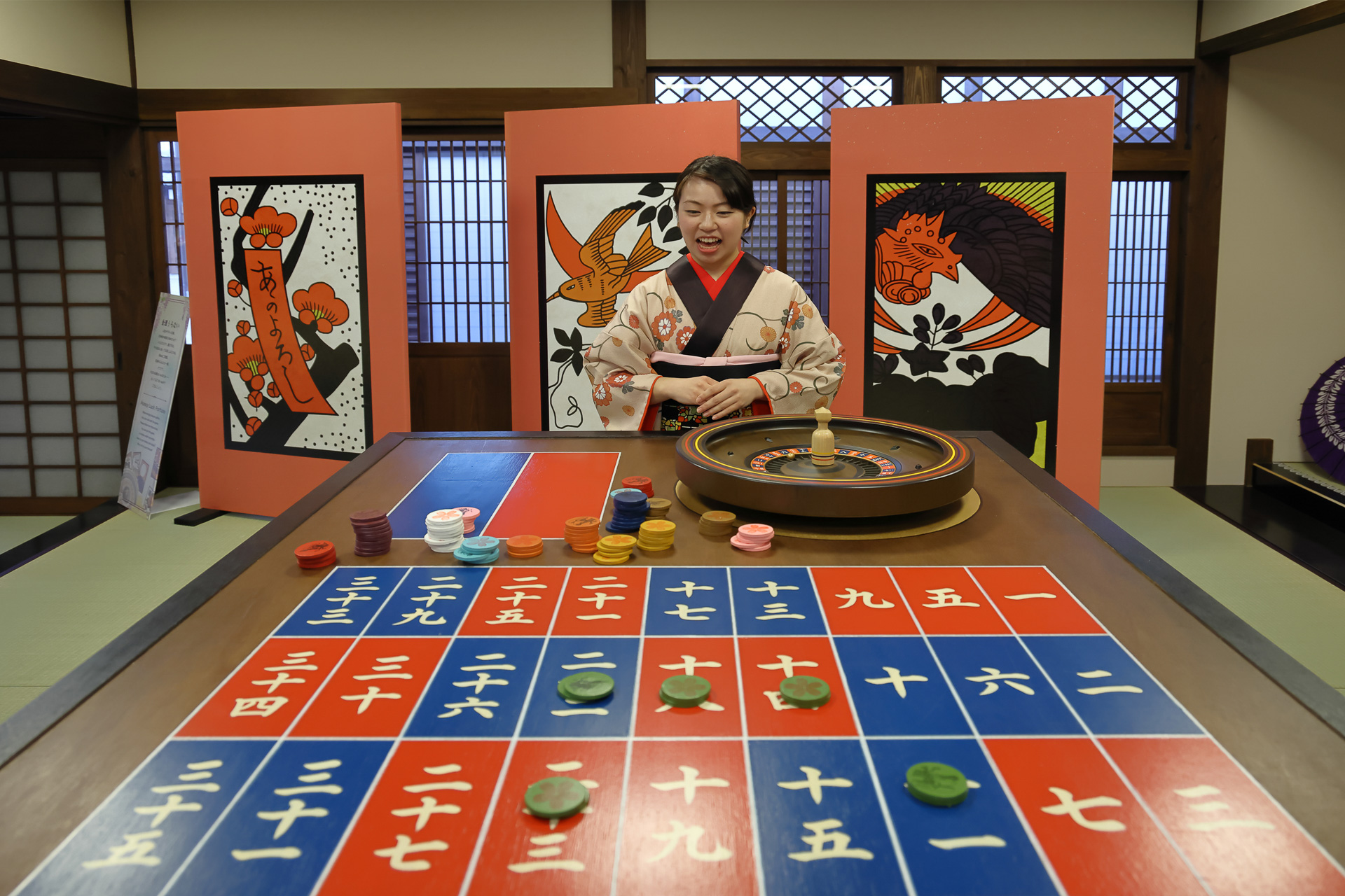 和風ルーレットを使った金運占い。複数人で同時に楽しめる