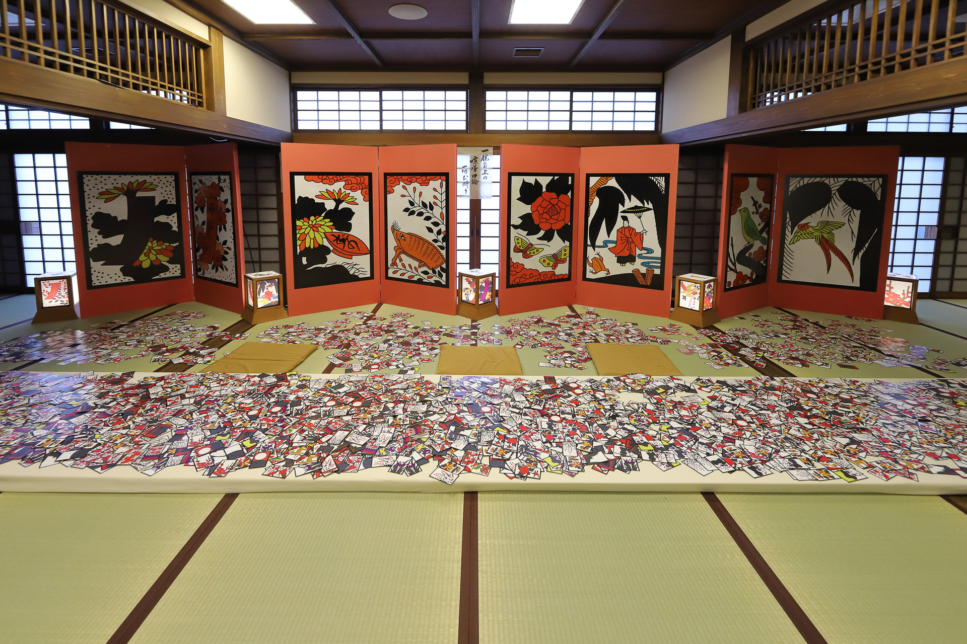 座敷に花札が広げられている。こちらはフォトスポットとして解放しているもの