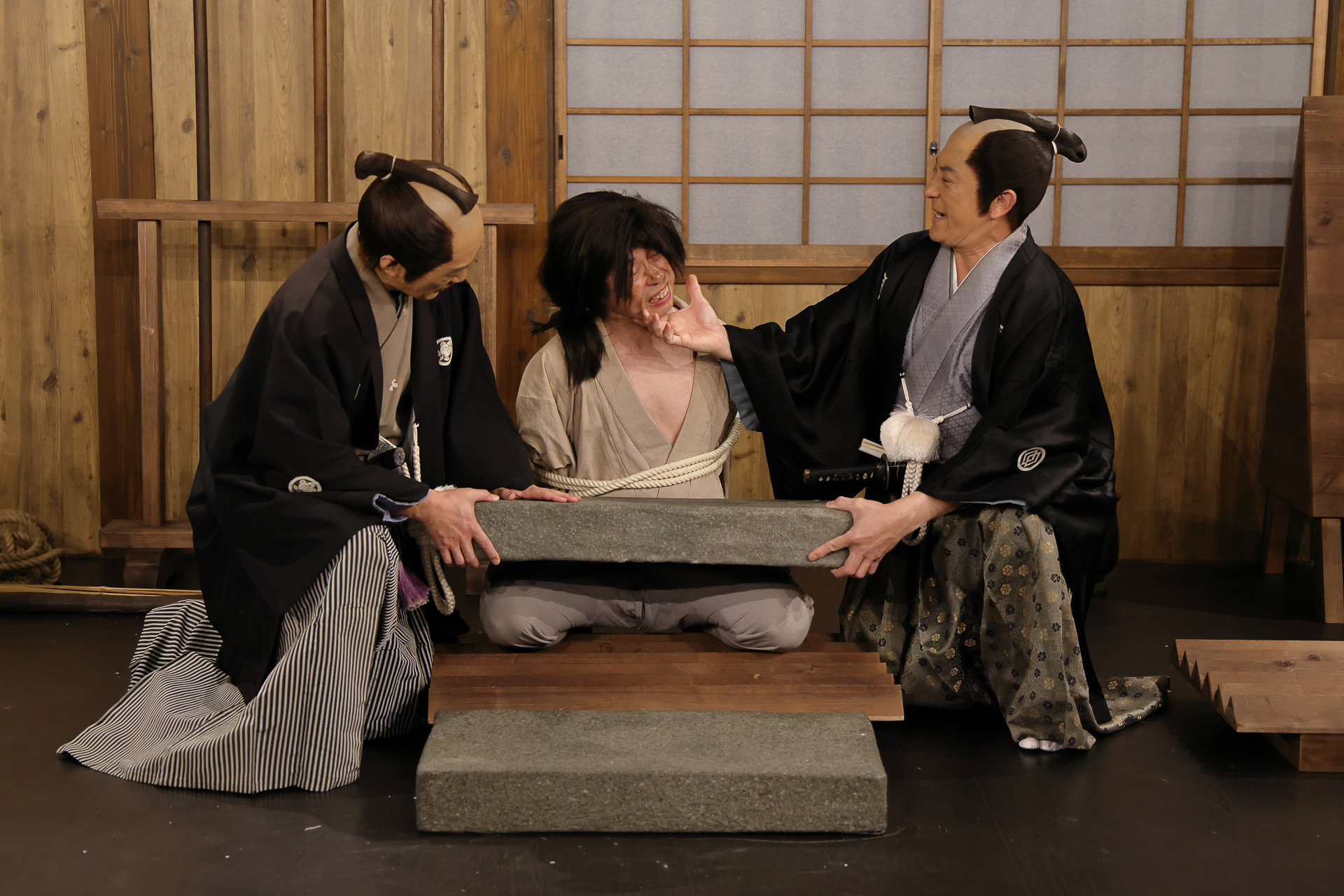 こちらは石抱。実際の石は約45kgあったそうで、これを4枚程度まで重ねたとか。