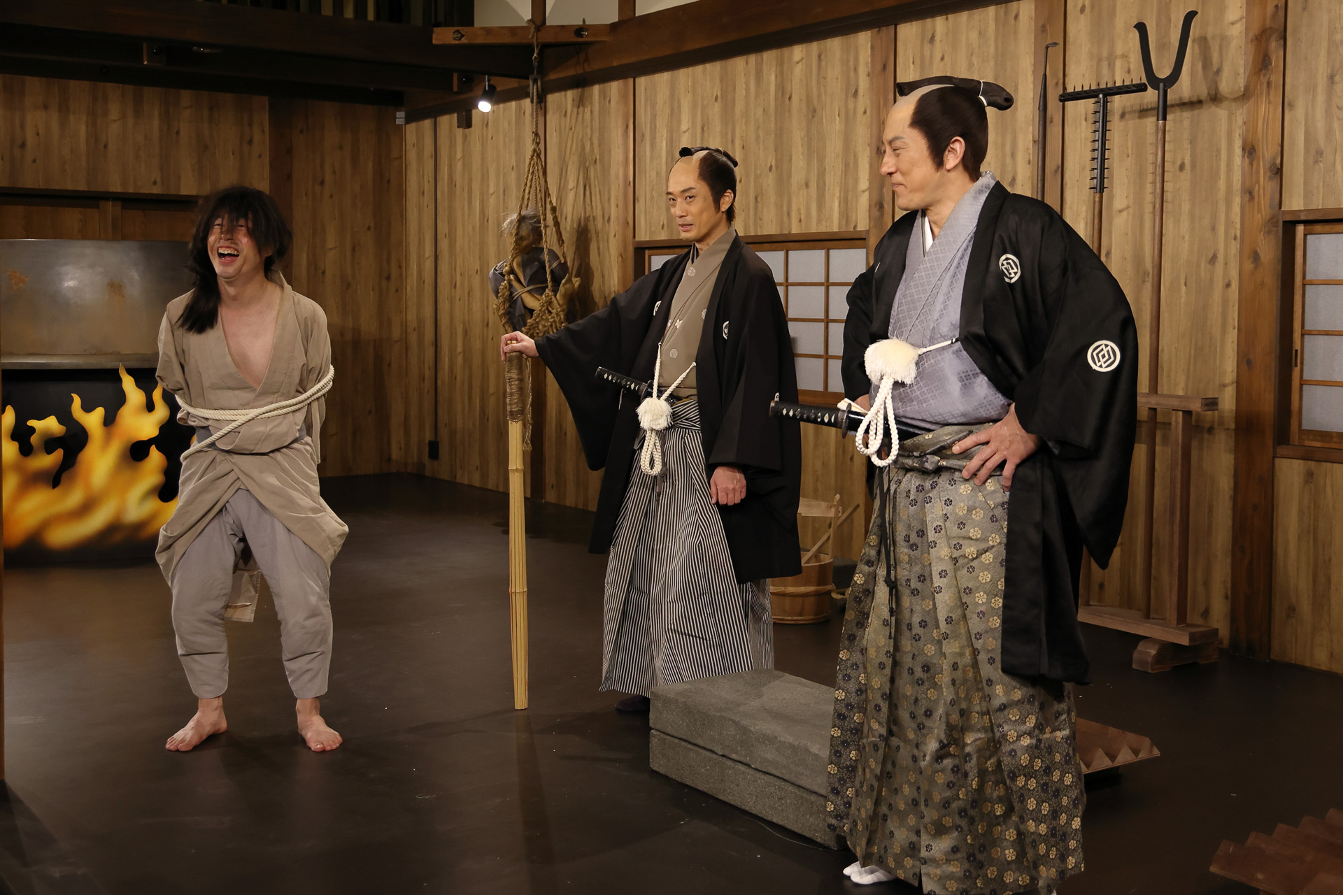 三角形の木材での正座は「本当に痛いですよ」とのこと。記念写真にも応じてくれるそうだ