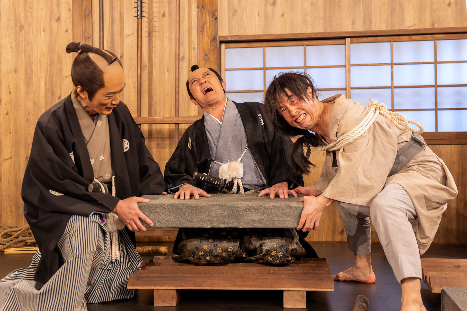 役者とのふれあいも楽しさの1つ。あんたも体験してみては？（写真提供：太秦映画村）