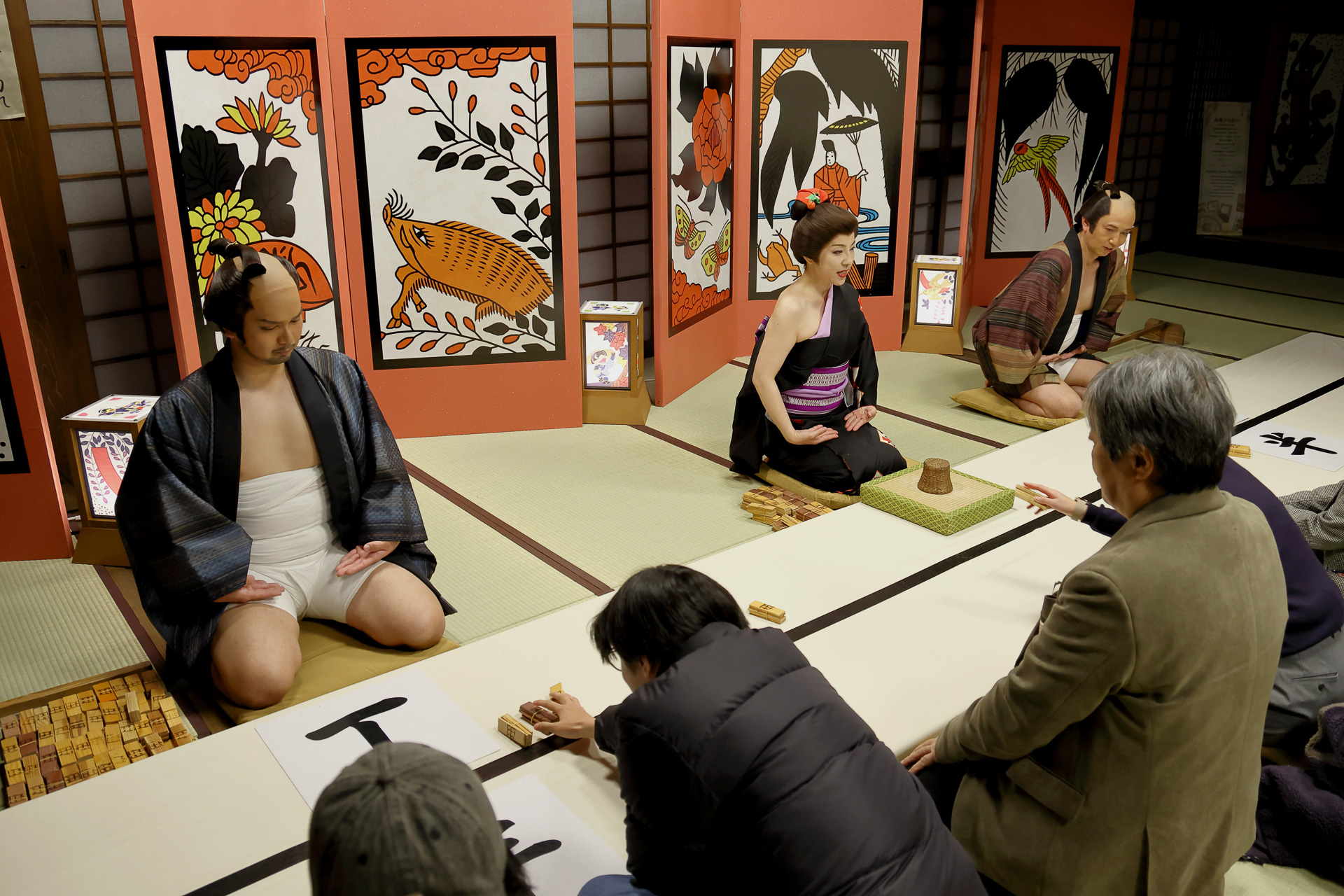 客が「半！」「丁！」と声に出して勢いよく賭札を置く。一瞬ですべての賭札をスッてしまう人も!?