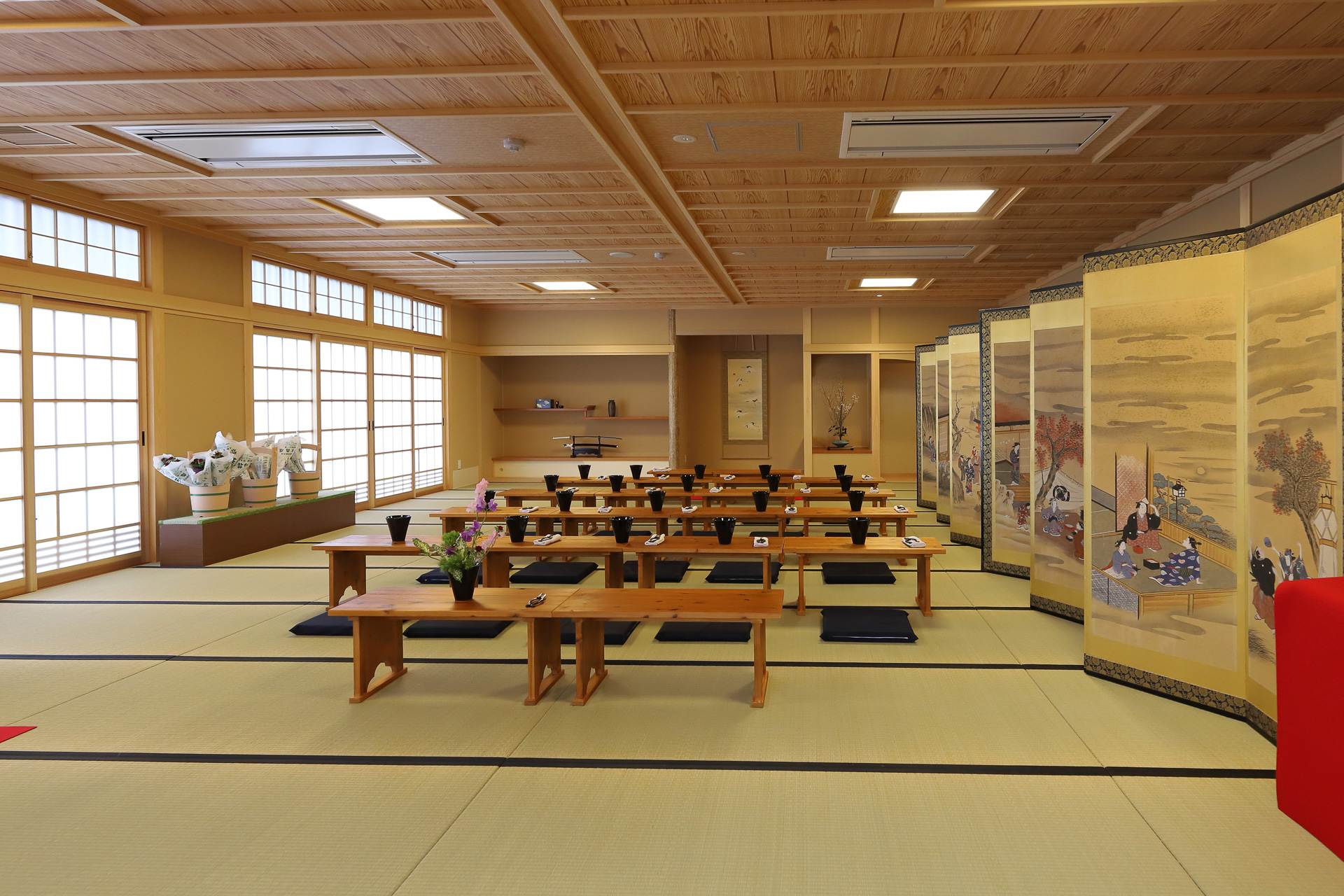 文化体験の1つ「華道」では、先生の説明を聞きながら花材をつかって実際に生けることができる（2700円、約35分）